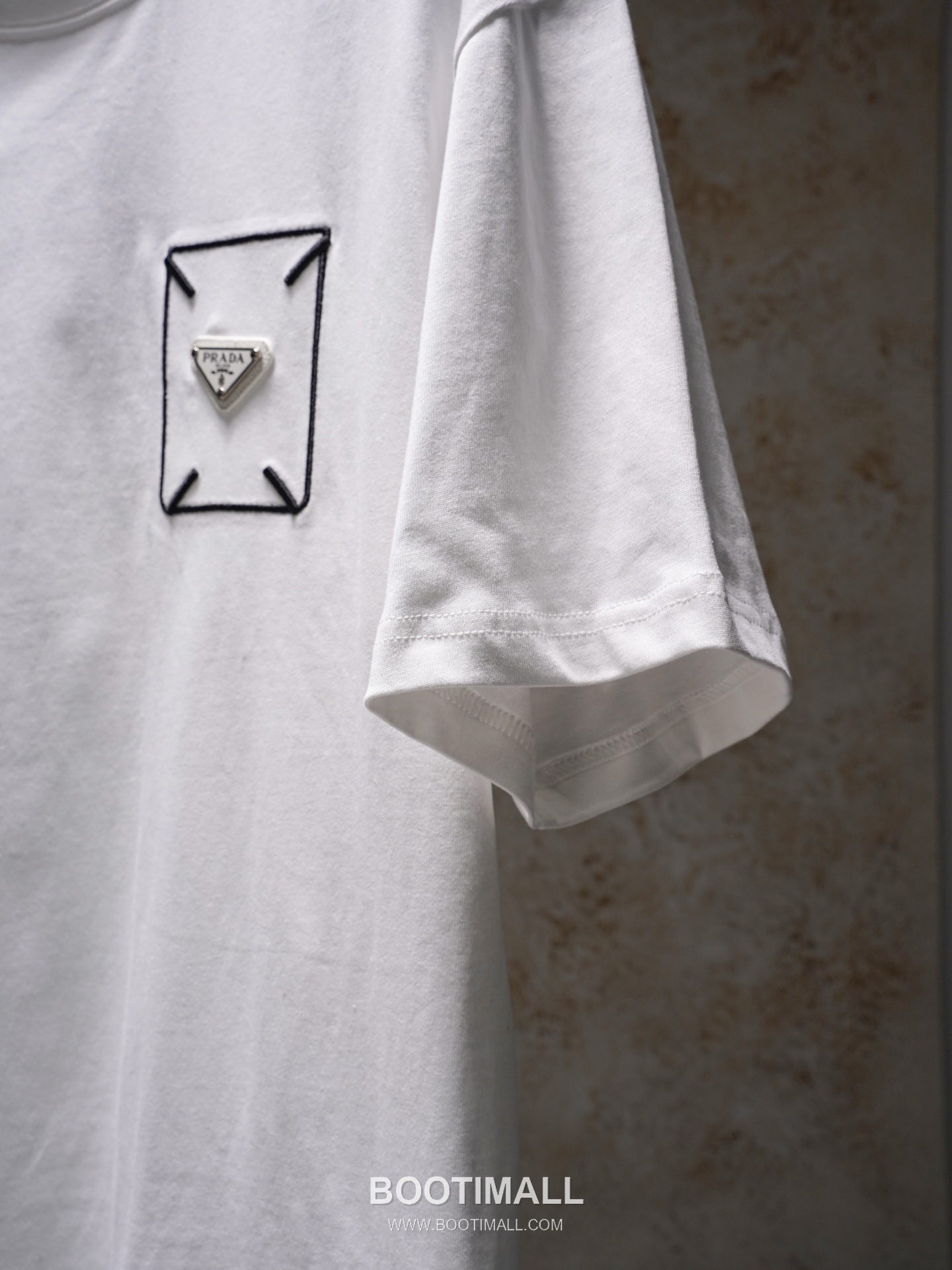 Prada 2026 S/S Cotton Triangle Logo Embroidered T-Shirt 프라다 2026SS 코튼 트라이앵글 로고 자수 티셔츠 11