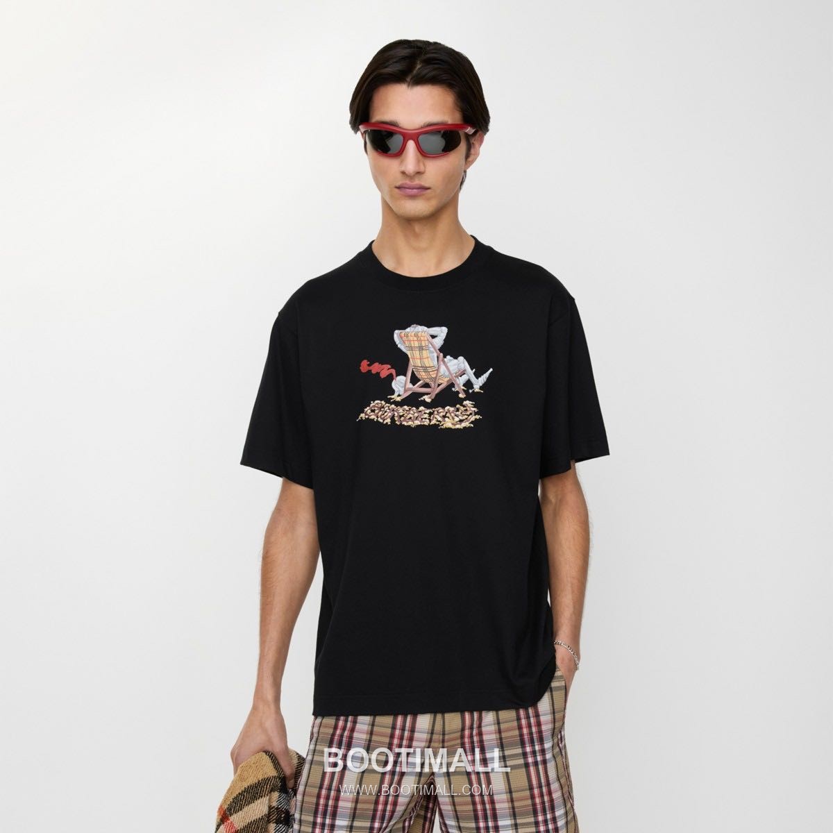 Burberry 2026 S/S Cotton Beach Chair Logo Print T-Shirt 버버리 2026SS 코튼 비치체어 로고 프린트 티셔츠 1