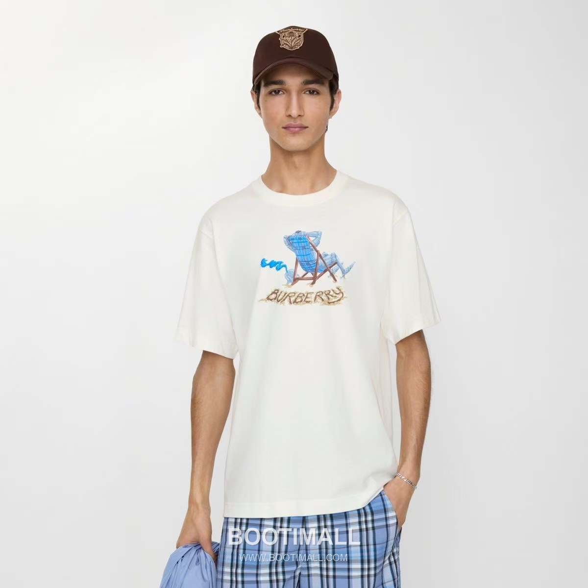 Burberry 2026 S/S Cotton Beach Chair Logo Print T-Shirt 버버리 2026SS 코튼 비치체어 로고 프린트 티셔츠 1