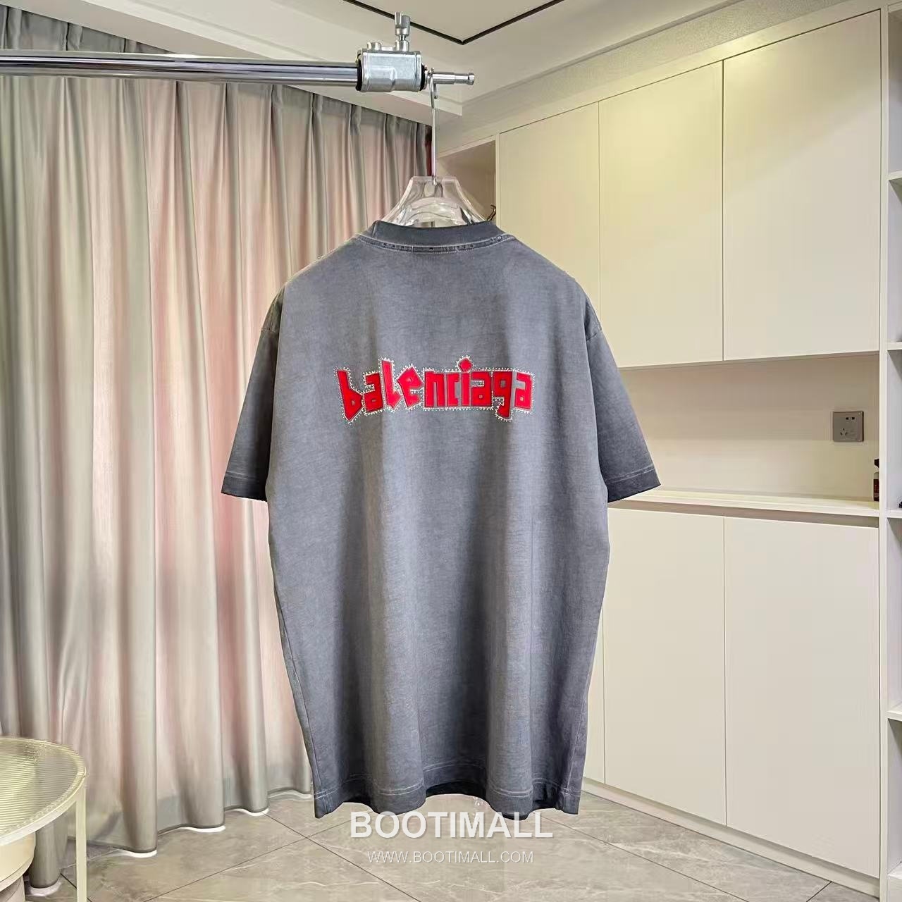 Balenciaga 2026 S/S Cotton Distressed Washed Crystal Silicone Logo T-Shirt 발렌시아가 2026SS 코튼 디스트로이드 워싱 크리스탈 실리콘 로고 티셔츠 1