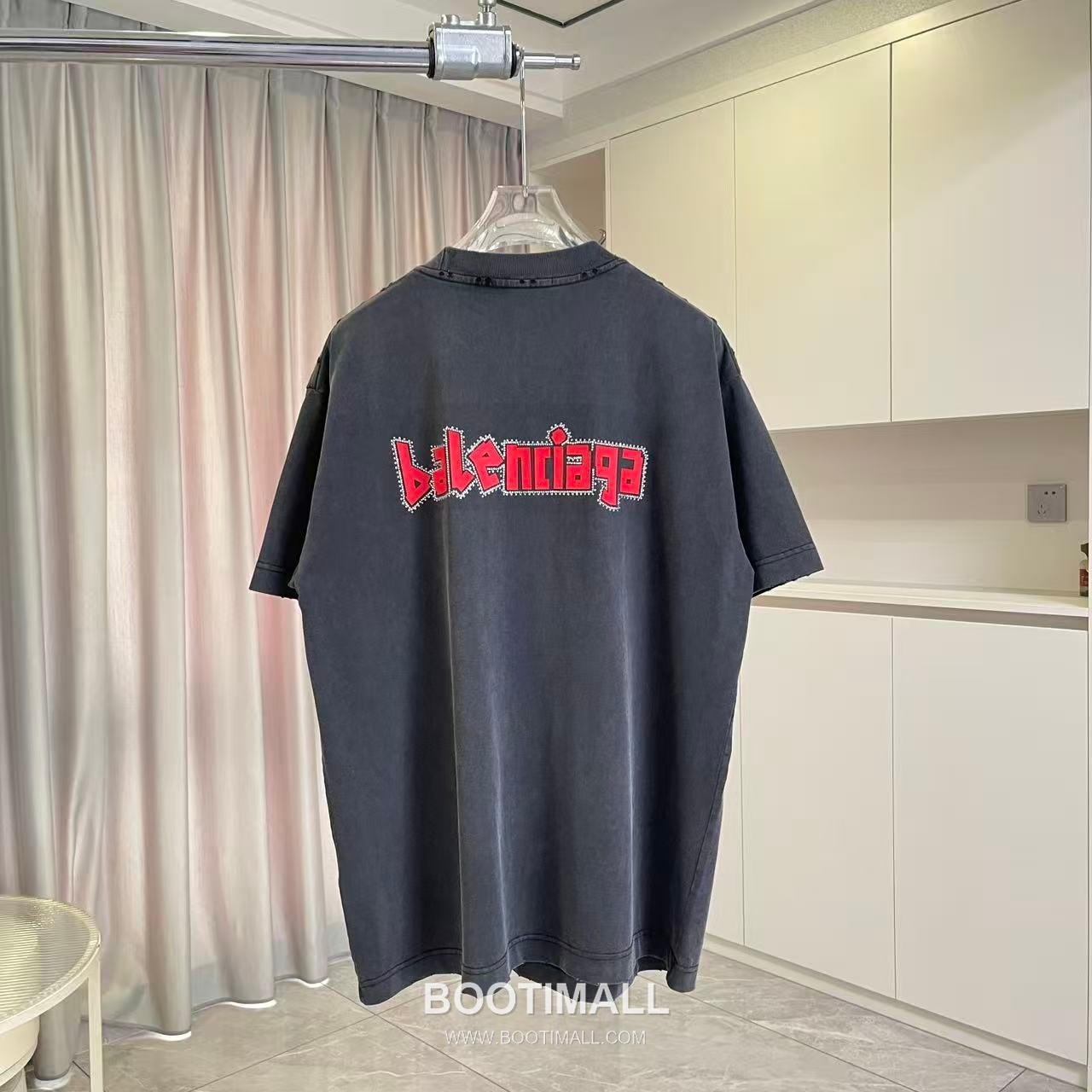 Balenciaga 2026 S/S Cotton Distressed Washed Crystal Silicone Logo T-Shirt 발렌시아가 2026SS 코튼 디스트로이드 워싱 크리스탈 실리콘 로고 티셔츠 1