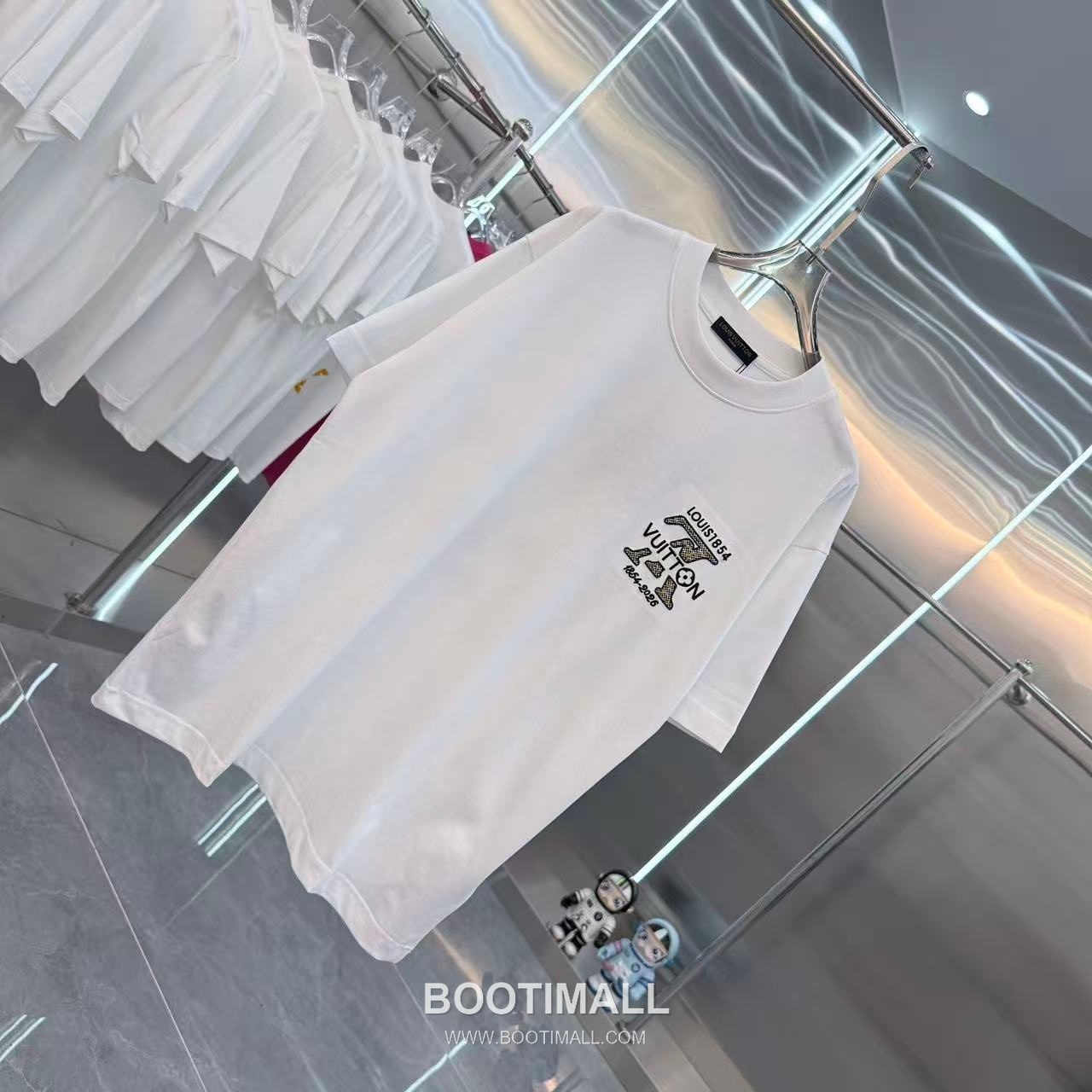 Louis Vuitton 2026 S/S Cotton 3D Embroidery Logo T-Shirt 루이비통 2026SS 코튼 3D 자수 로고 티셔츠 2