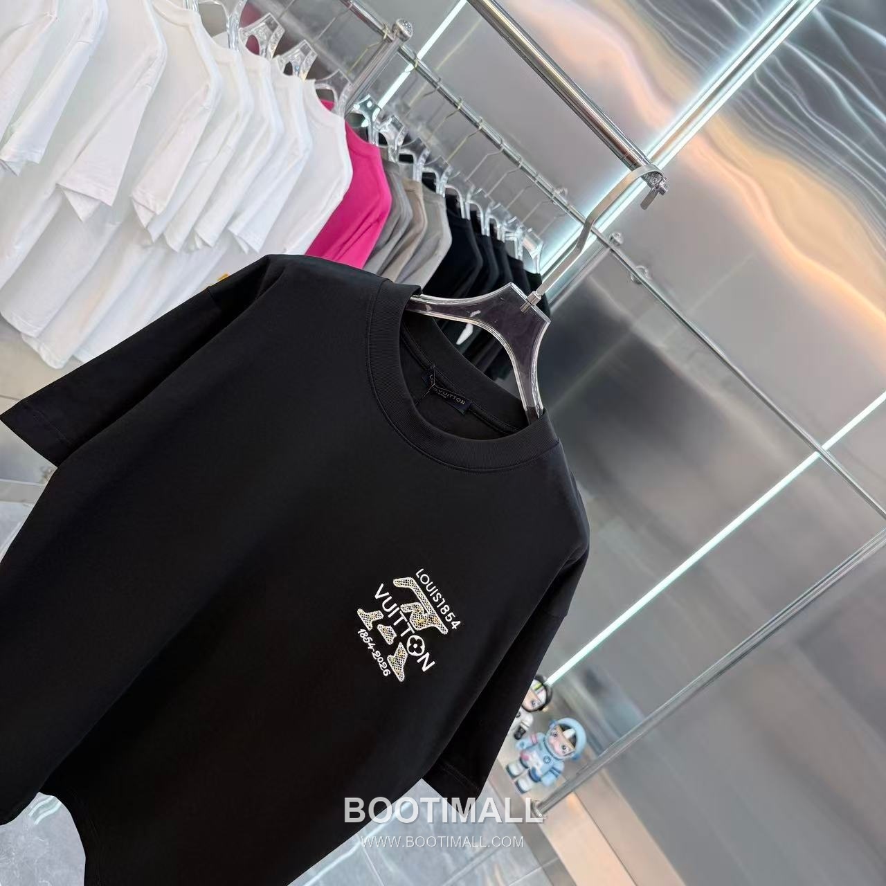 Louis Vuitton 2026 S/S Cotton 3D Embroidery Logo T-Shirt 루이비통 2026SS 코튼 3D 자수 로고 티셔츠 3