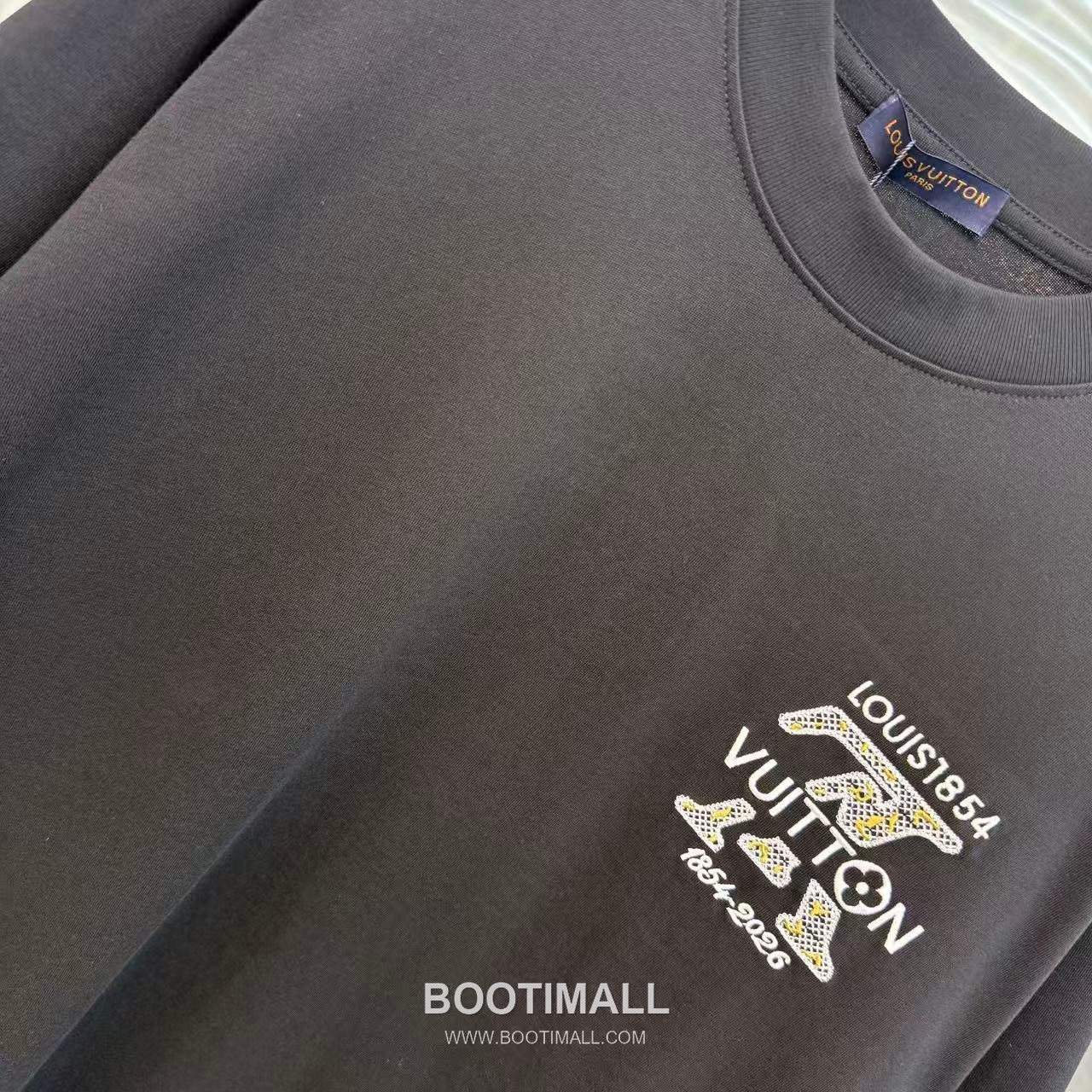 Louis Vuitton 2026 S/S Cotton 3D Embroidery Logo T-Shirt 루이비통 2026SS 코튼 3D 자수 로고 티셔츠 5