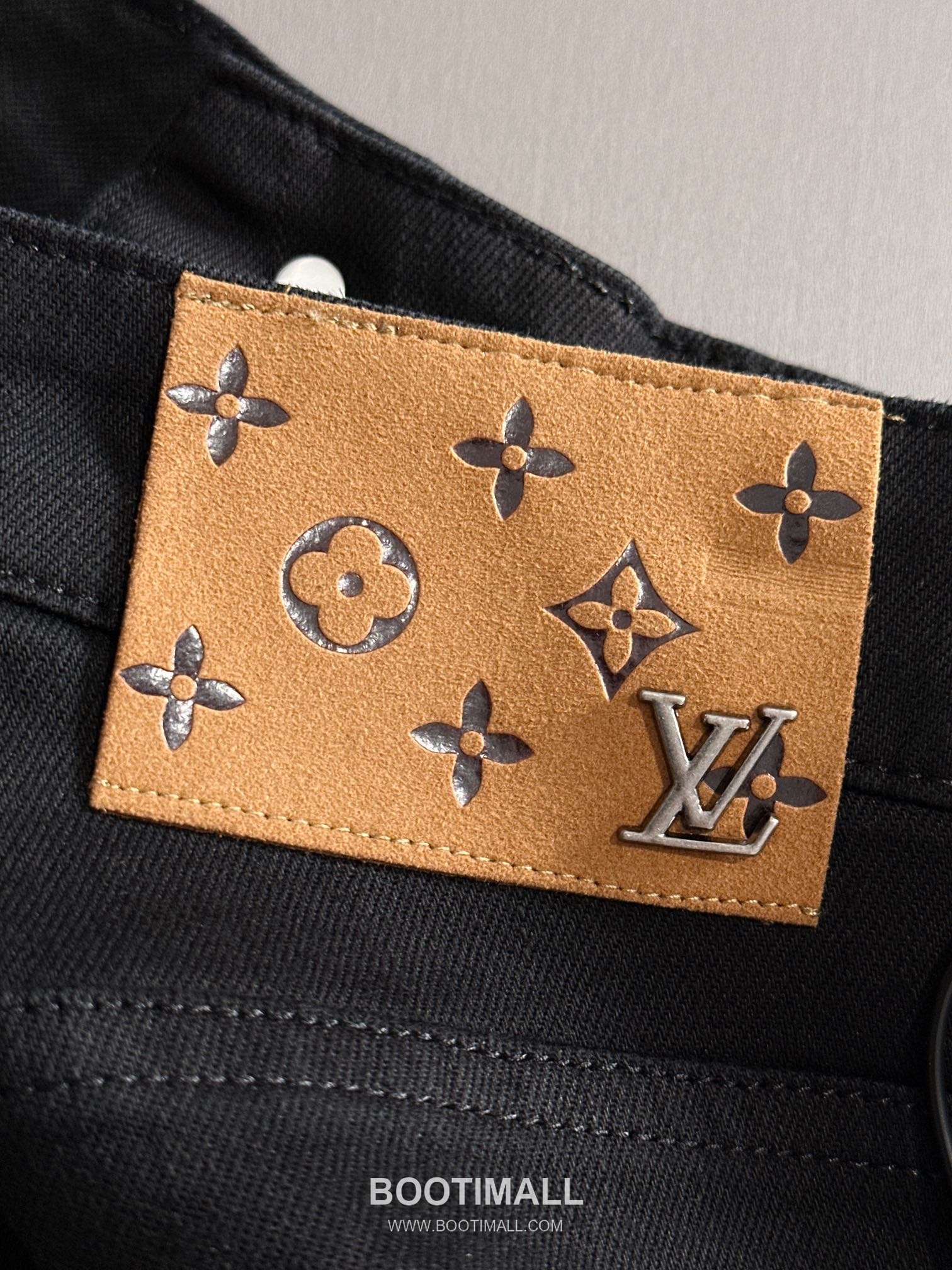 Louis Vuitton L8823 2025 Four Season Denim Slim Jeans 루이비통 L8823 2025 사계절 데님 슬림 진 팬츠 9