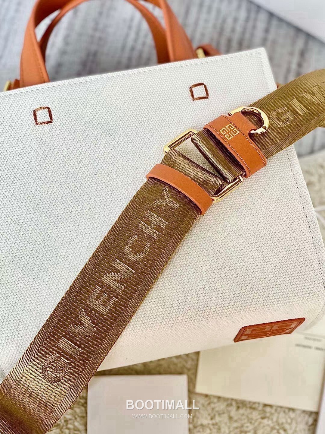 Givenchy Canvas Tote Bag with Waterproof Coated Fabric and Steel Hardware 지방시 방수 코팅 캔버스 스틸 하드웨어 토트백 19cm 6