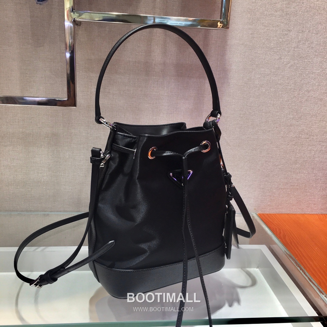 Prada Nylon Bucket Bag with Saffiano Calfskin Trim and Drawstring Closure 프라다 나일론 사피아노 카프스킨 트림 드로스트링 버킷백 1BE055 24cm 4