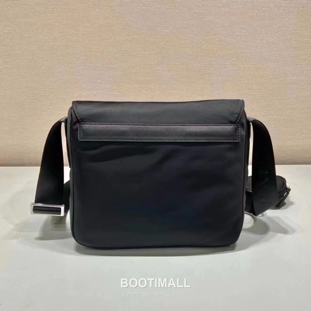 Prada Nylon Crossbody Bag with Saffiano Trim and Front Pocket Detail 프라다 나일론 사피아노 트림 프론트 포켓 크로스바디백 1BD994 25cm 4
