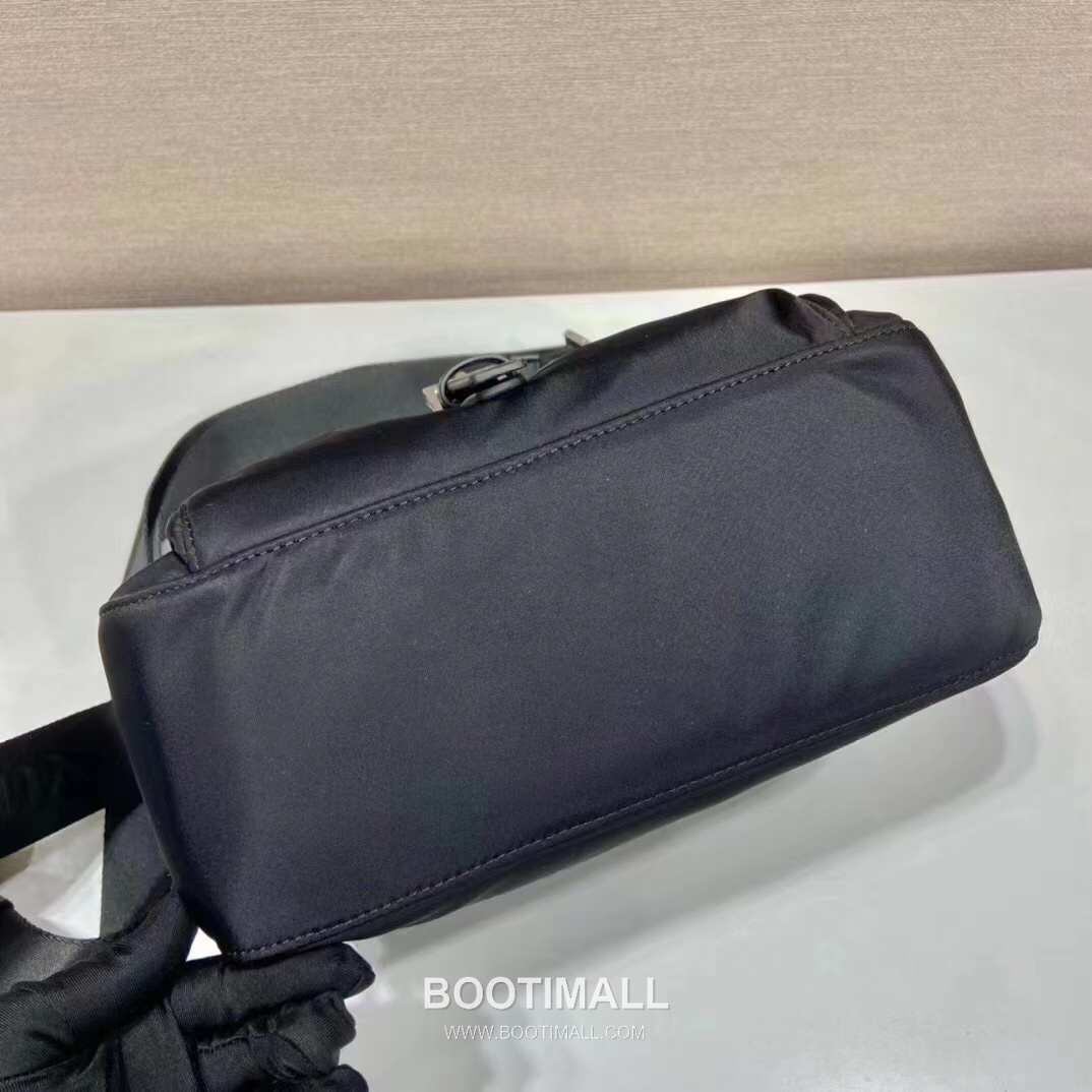 Prada Nylon Crossbody Bag with Saffiano Trim and Front Pocket Detail 프라다 나일론 사피아노 트림 프론트 포켓 크로스바디백 1BD994 25cm 5