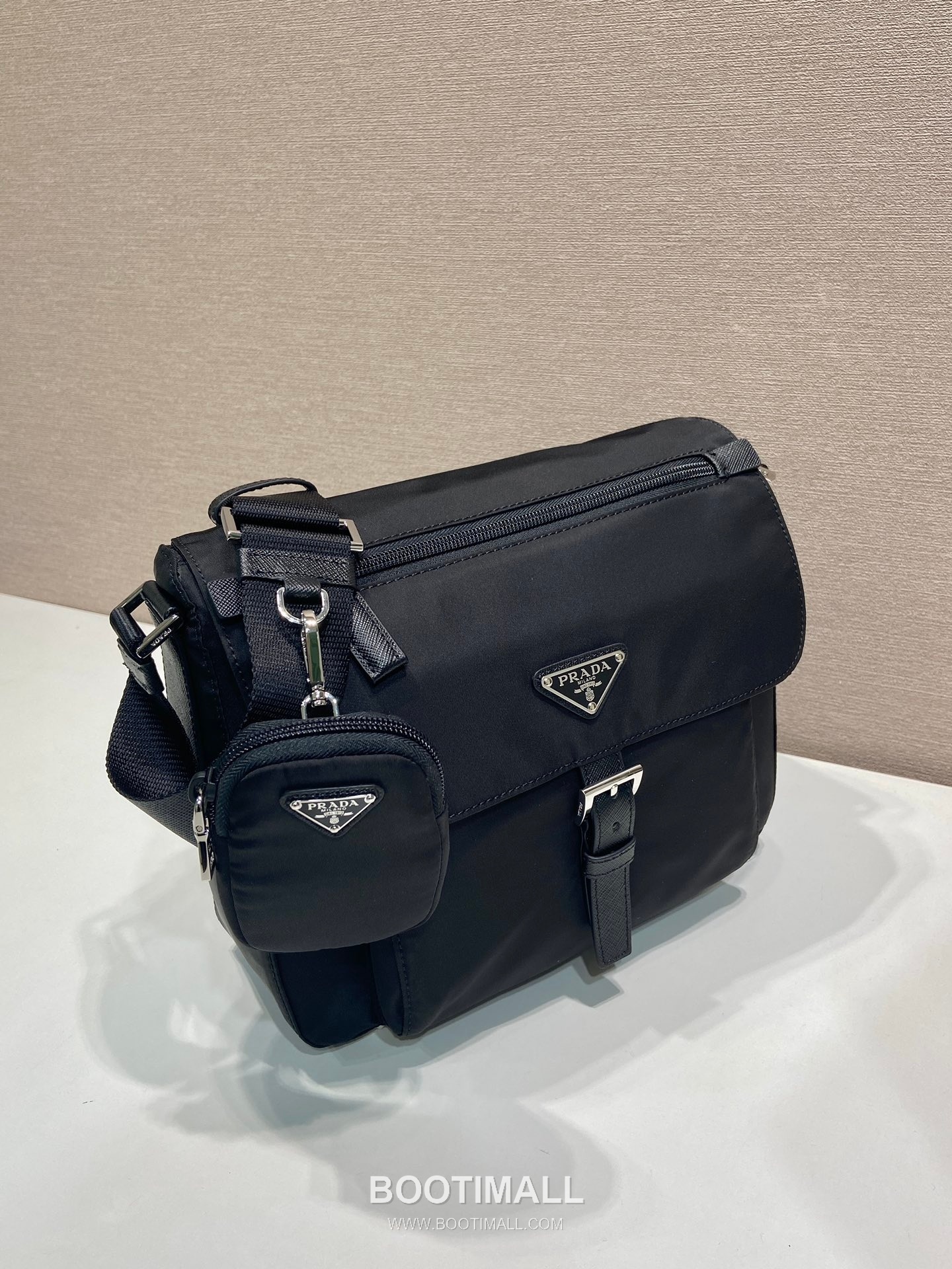 Prada Nylon Crossbody Bag with Saffiano Trim and Detachable Pouch Detail 프라다 나일론 사피아노 트림 탈부착 파우치 크로스바디백 1BD994 25cm 2