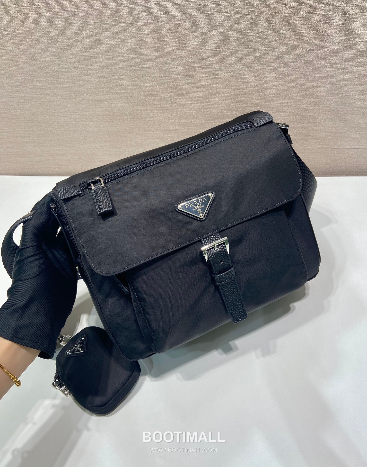 Prada Nylon Crossbody Bag with Saffiano Trim and Detachable Pouch Detail 프라다 나일론 사피아노 트림 탈부착 파우치 크로스바디백 1BD994 25cm 3