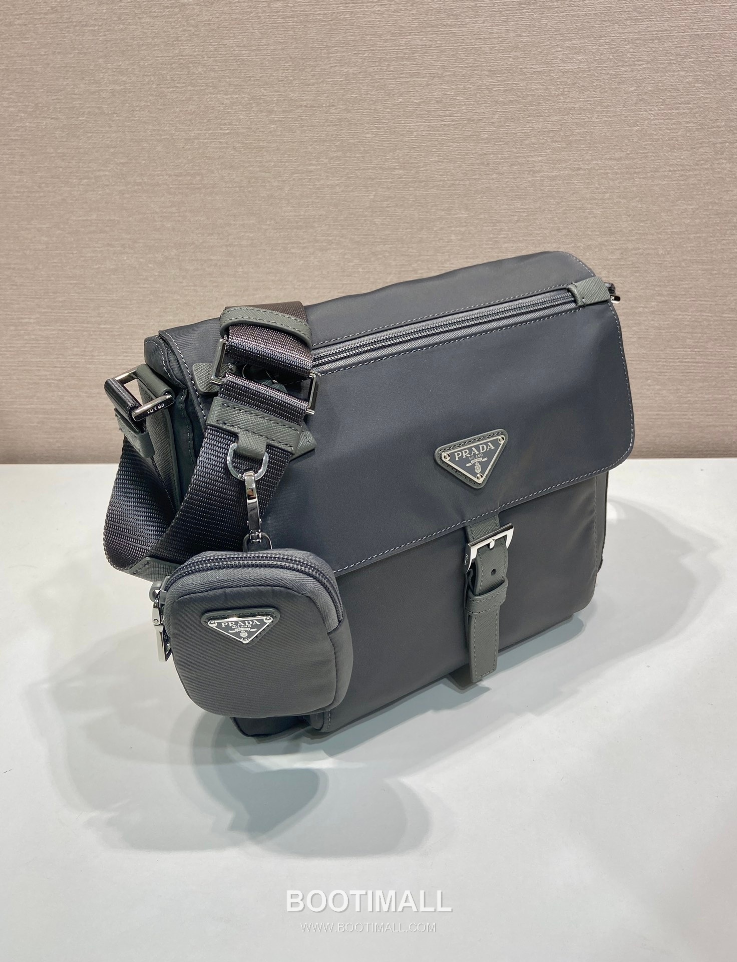 Prada Nylon Crossbody Bag with Saffiano Trim and Detachable Pouch Detail 프라다 나일론 사피아노 트림 탈부착 파우치 크로스바디백 1BD994 25cm 2