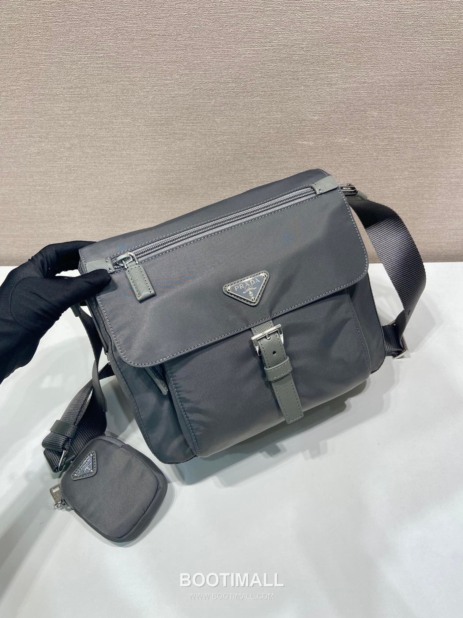 Prada Nylon Crossbody Bag with Saffiano Trim and Detachable Pouch Detail 프라다 나일론 사피아노 트림 탈부착 파우치 크로스바디백 1BD994 25cm 3