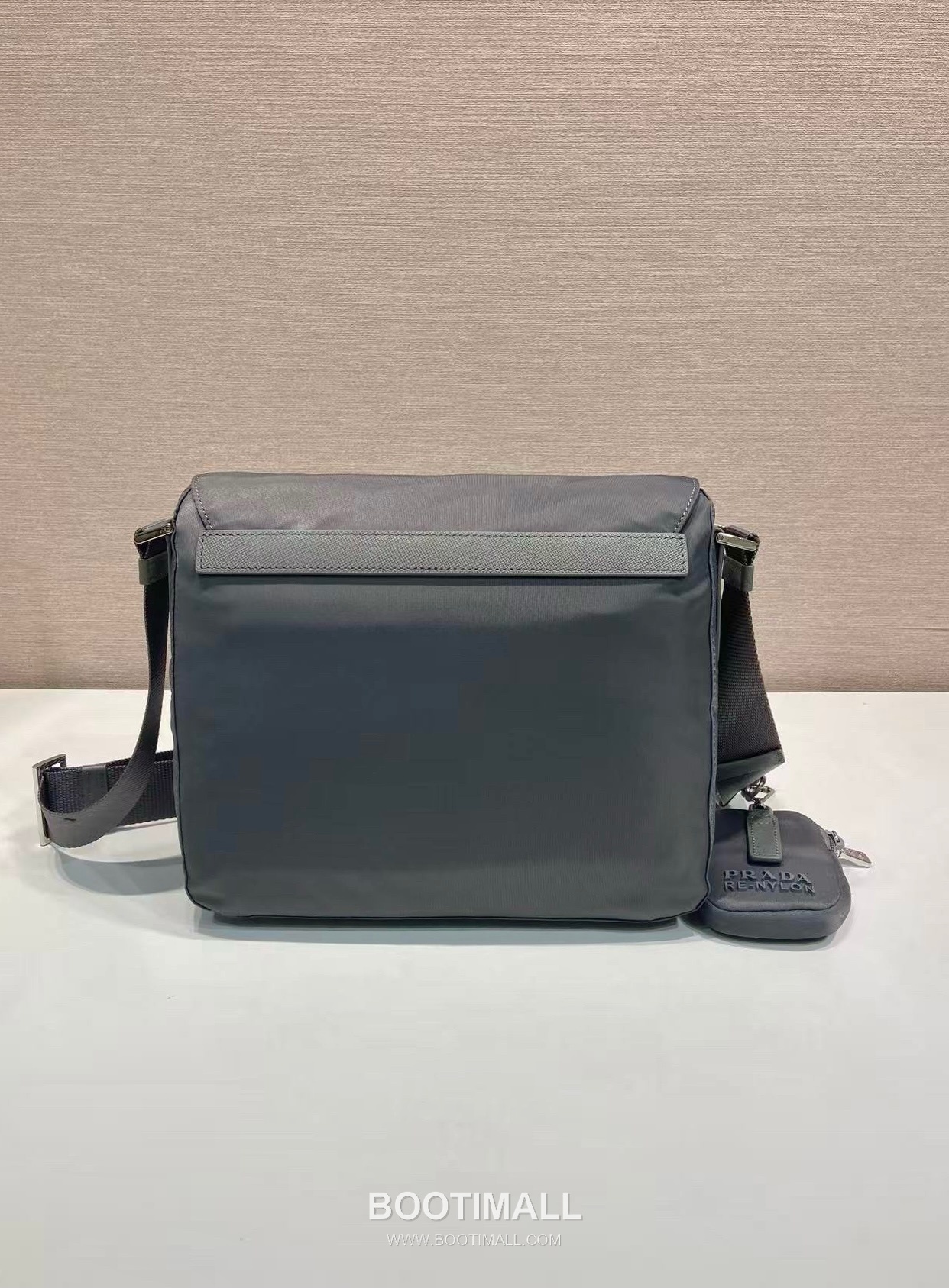 Prada Nylon Crossbody Bag with Saffiano Trim and Detachable Pouch Detail 프라다 나일론 사피아노 트림 탈부착 파우치 크로스바디백 1BD994 25cm 4