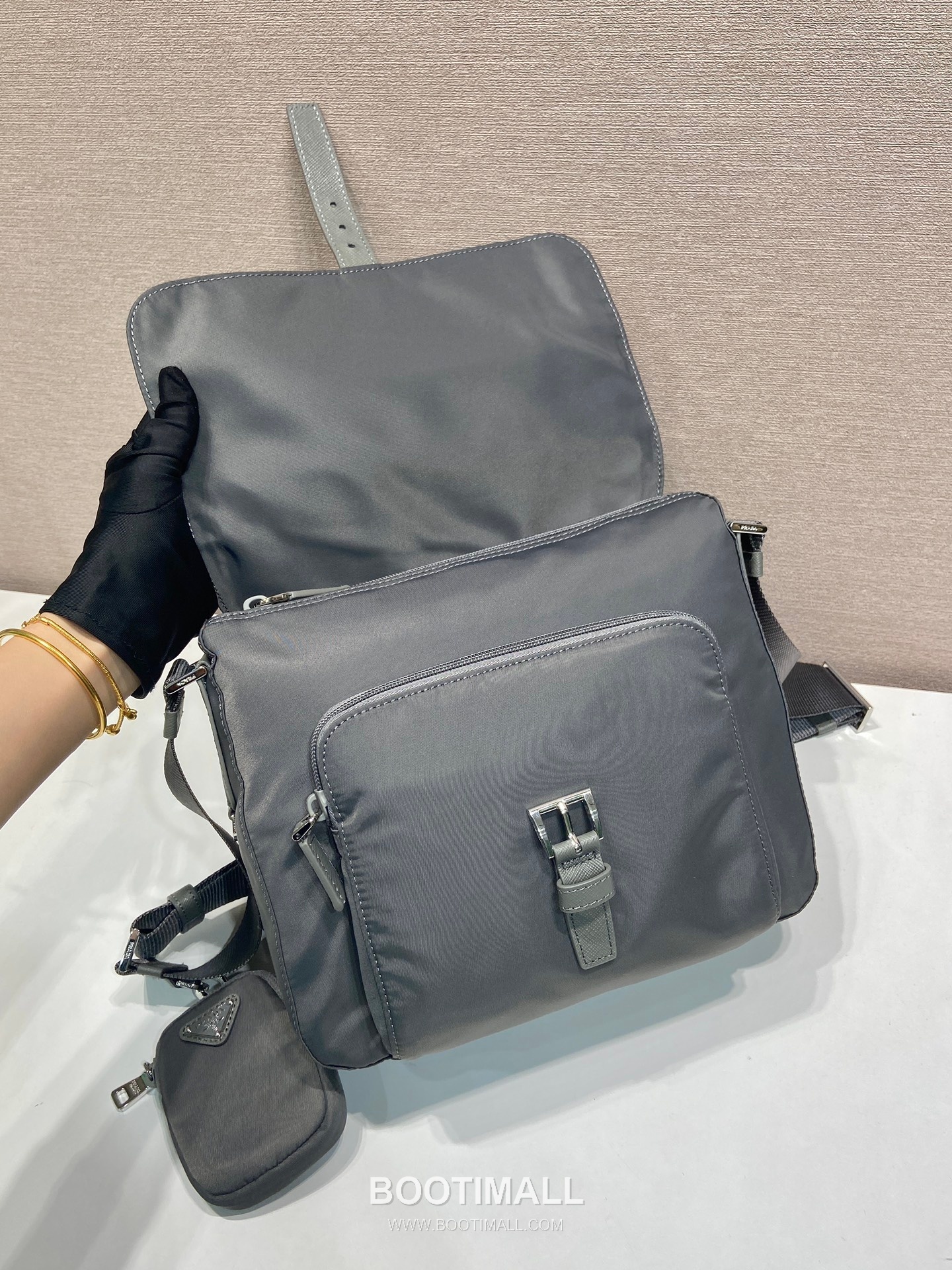 Prada Nylon Crossbody Bag with Saffiano Trim and Detachable Pouch Detail 프라다 나일론 사피아노 트림 탈부착 파우치 크로스바디백 1BD994 25cm 5