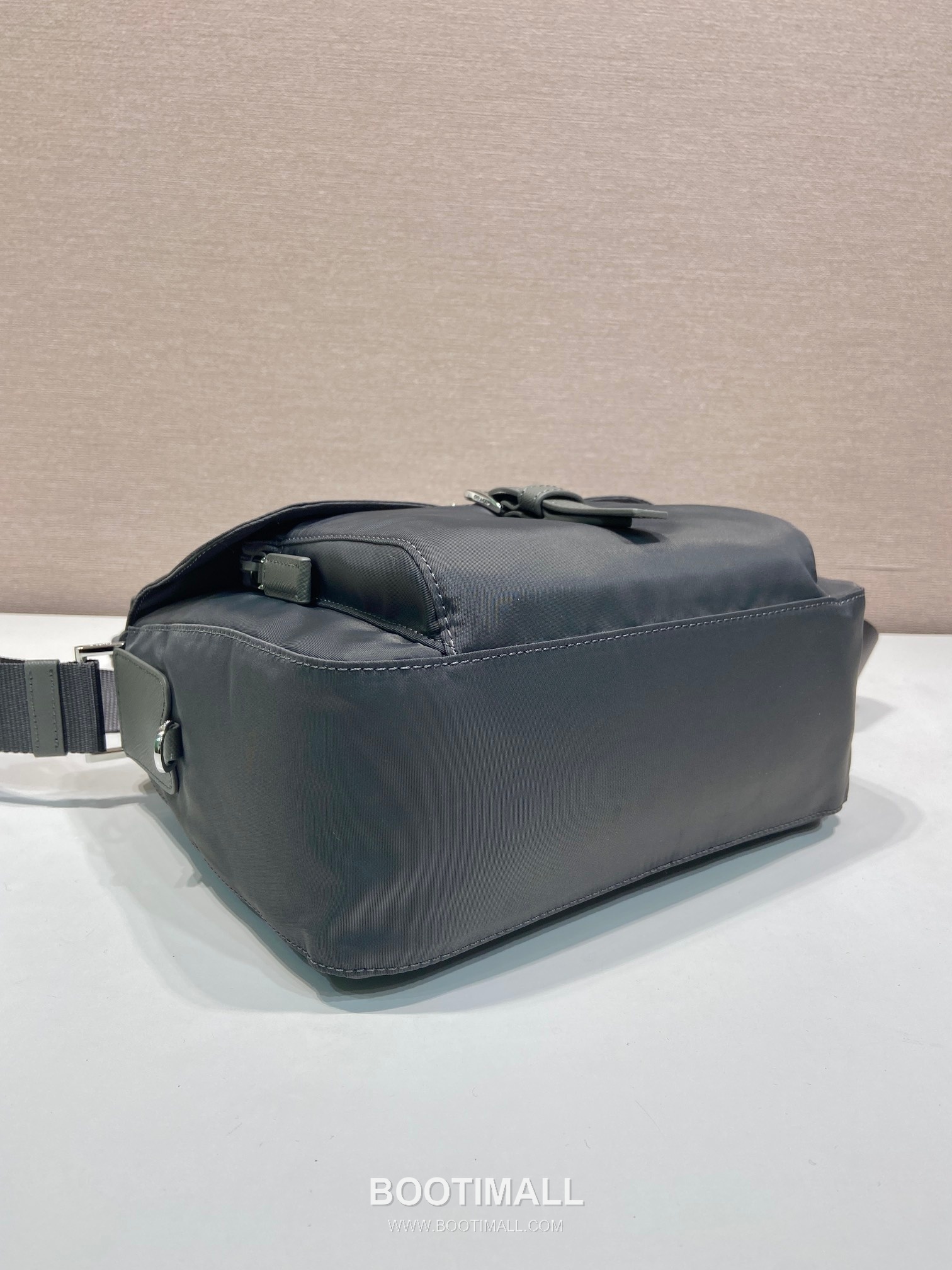 Prada Nylon Crossbody Bag with Saffiano Trim and Detachable Pouch Detail 프라다 나일론 사피아노 트림 탈부착 파우치 크로스바디백 1BD994 25cm 6