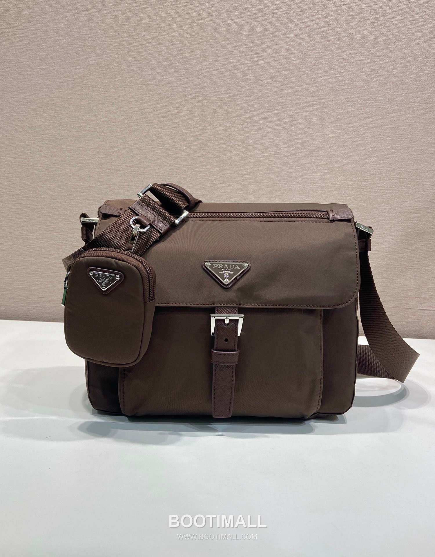 Prada Nylon Crossbody Bag with Saffiano Trim and Detachable Pouch Detail 프라다 나일론 사피아노 트림 탈부착 파우치 크로스바디백 1BD994 25cm 1