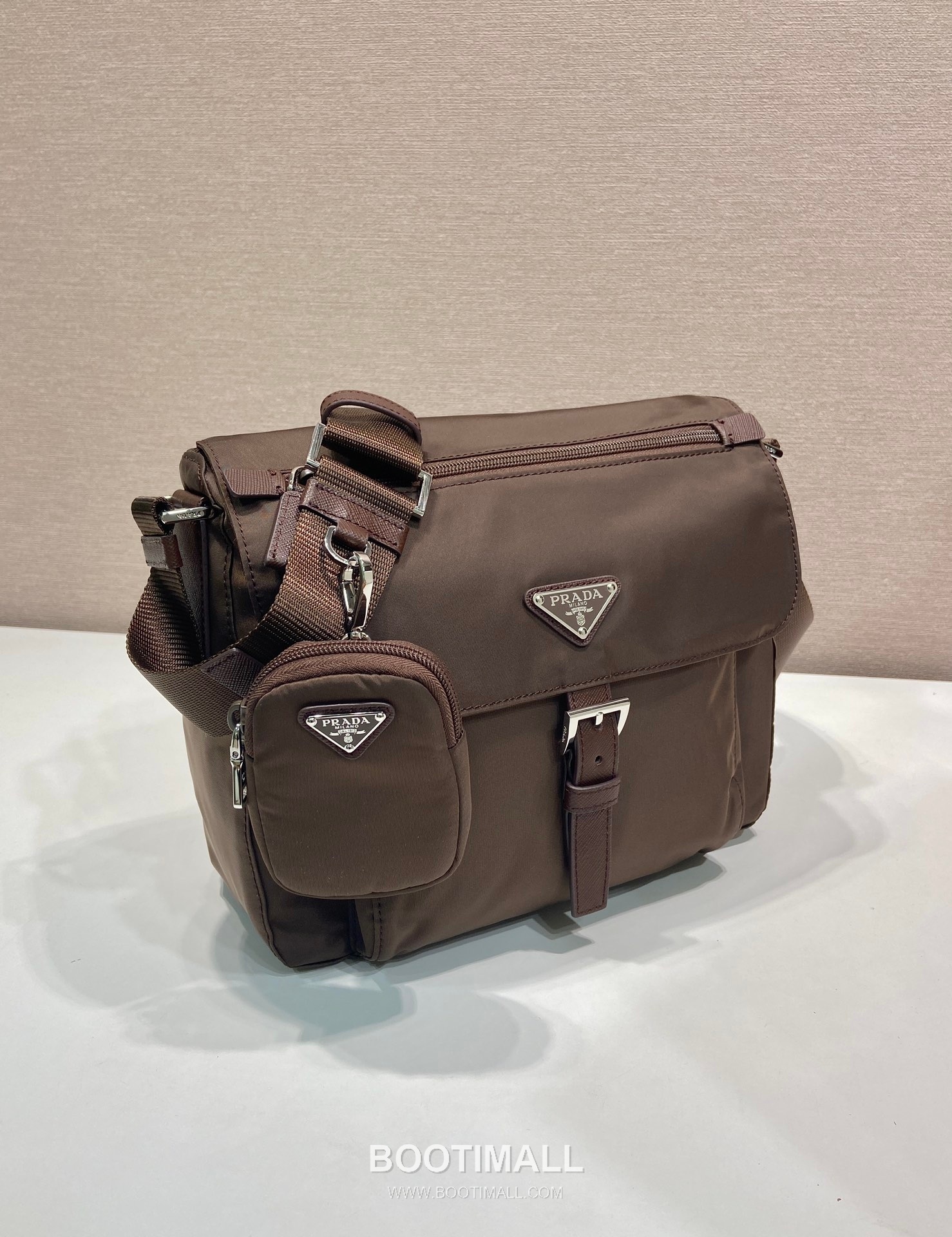 Prada Nylon Crossbody Bag with Saffiano Trim and Detachable Pouch Detail 프라다 나일론 사피아노 트림 탈부착 파우치 크로스바디백 1BD994 25cm 2
