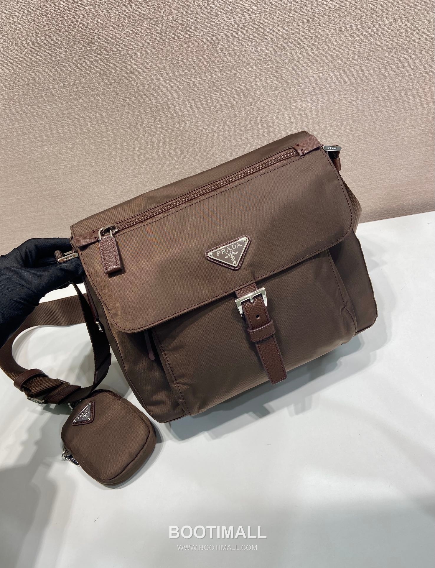 Prada Nylon Crossbody Bag with Saffiano Trim and Detachable Pouch Detail 프라다 나일론 사피아노 트림 탈부착 파우치 크로스바디백 1BD994 25cm 3