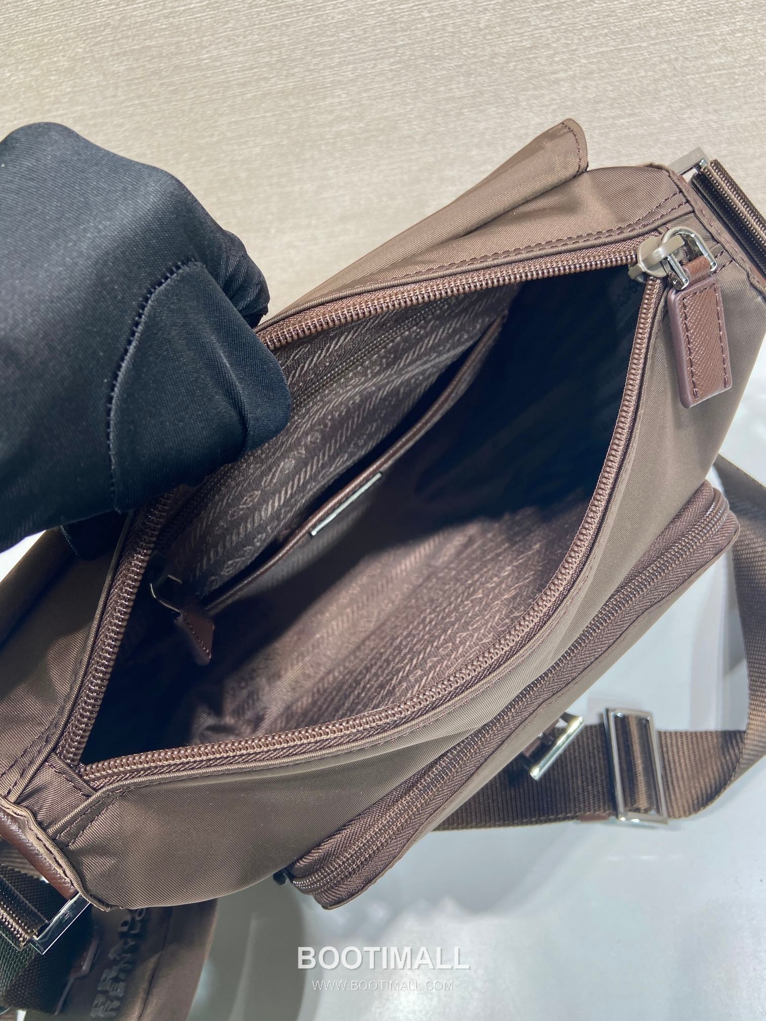 Prada Nylon Crossbody Bag with Saffiano Trim and Detachable Pouch Detail 프라다 나일론 사피아노 트림 탈부착 파우치 크로스바디백 1BD994 25cm 8