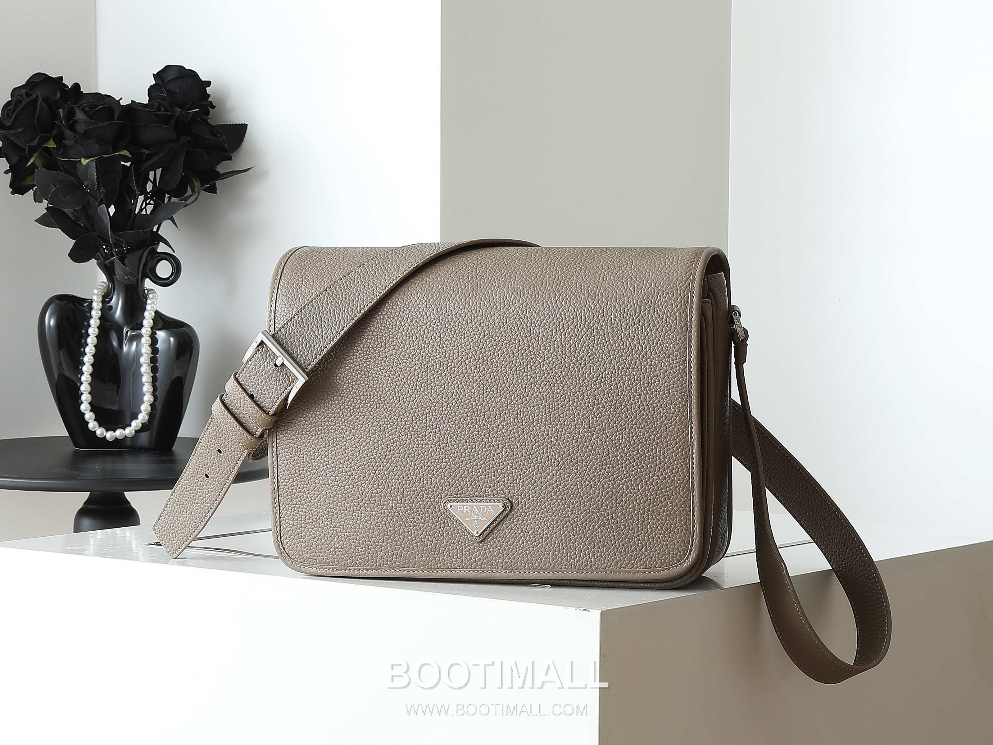Prada Calfskin Messenger Bag with Flap and Magnetic Closure 프라다 카프스킨 플랩 마그네틱 클로저 메신저백 2VD074 32cm 1