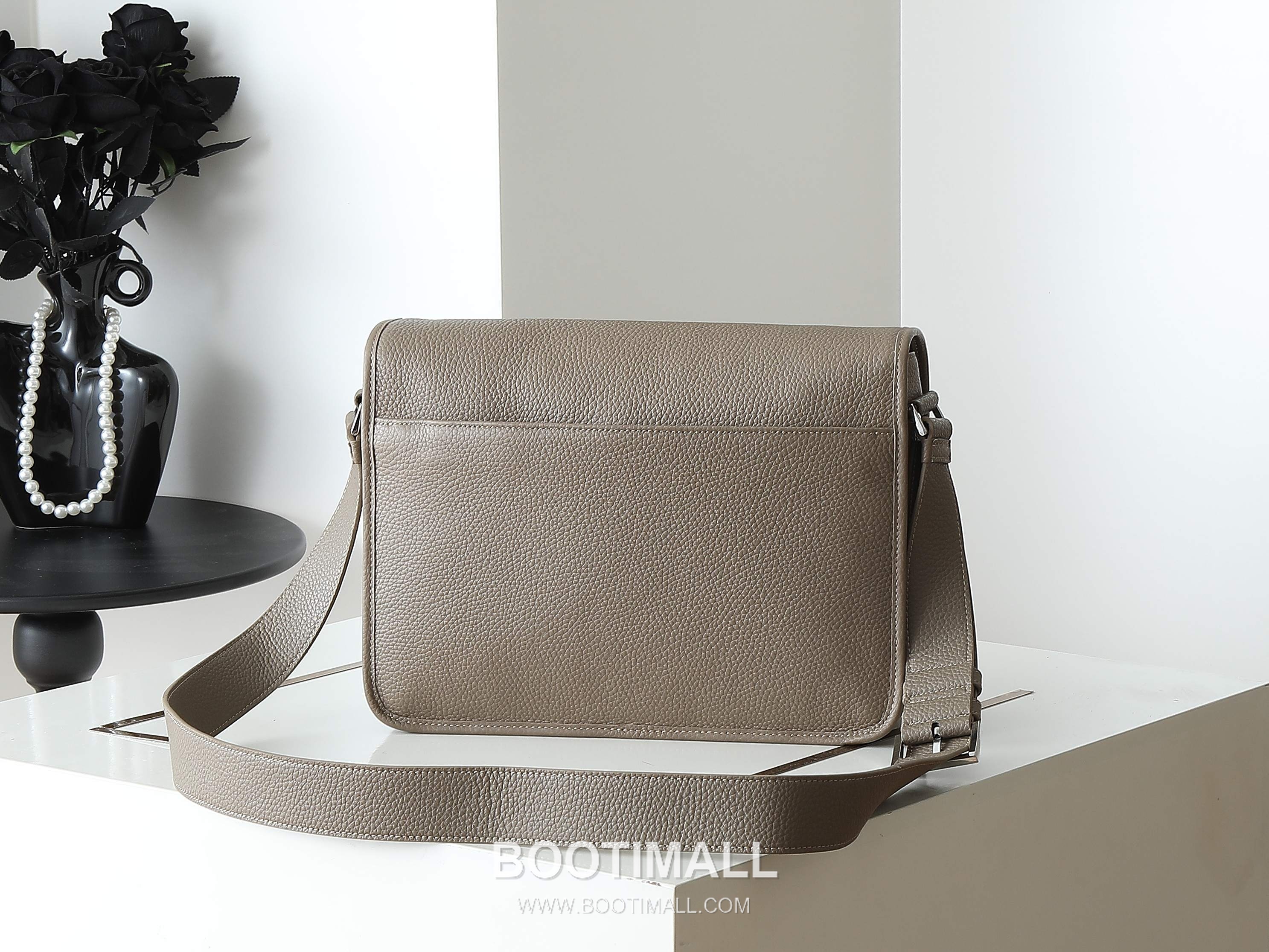 Prada Calfskin Messenger Bag with Flap and Magnetic Closure 프라다 카프스킨 플랩 마그네틱 클로저 메신저백 2VD074 32cm 2