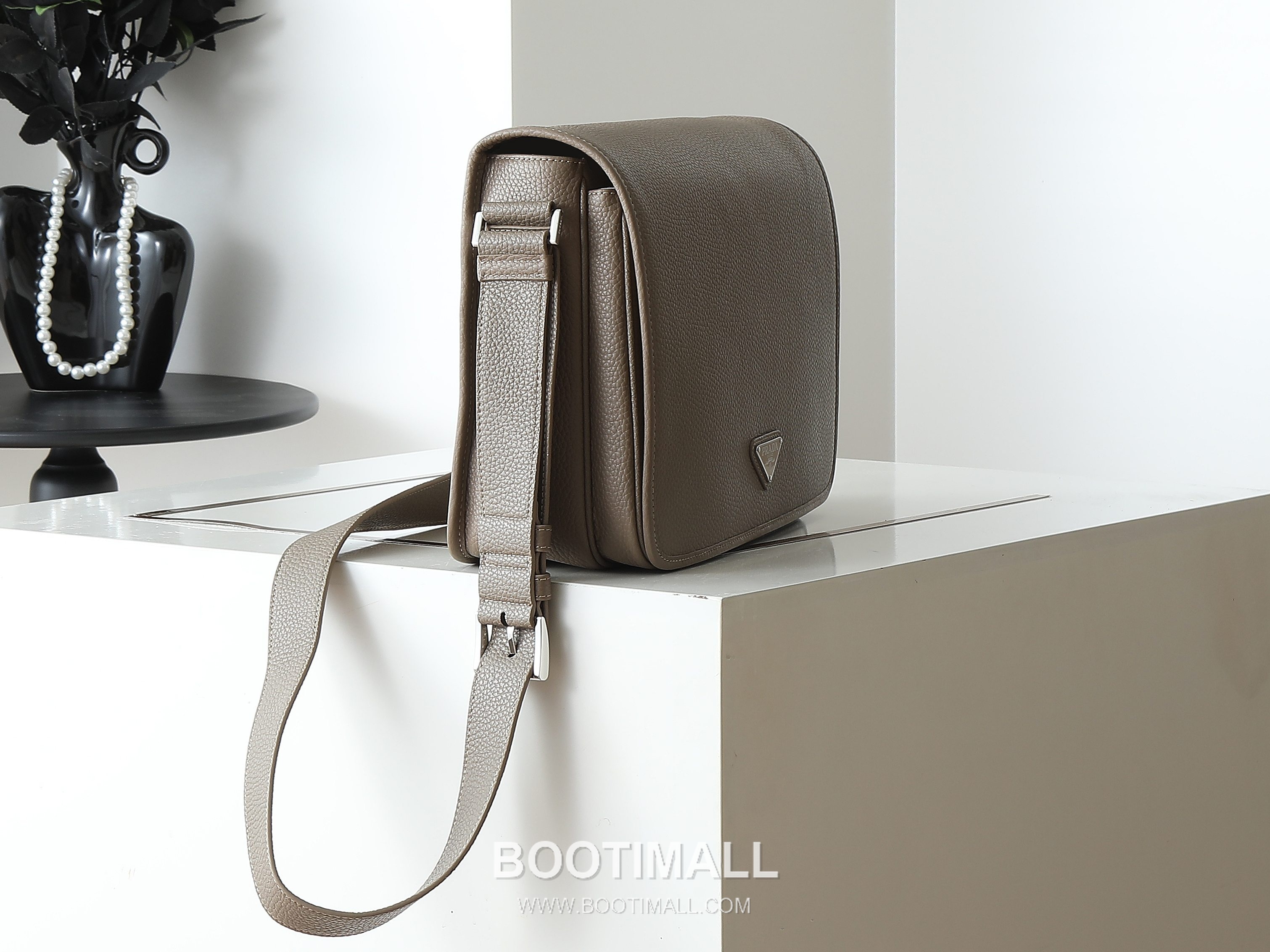 Prada Calfskin Messenger Bag with Flap and Magnetic Closure 프라다 카프스킨 플랩 마그네틱 클로저 메신저백 2VD074 32cm 3