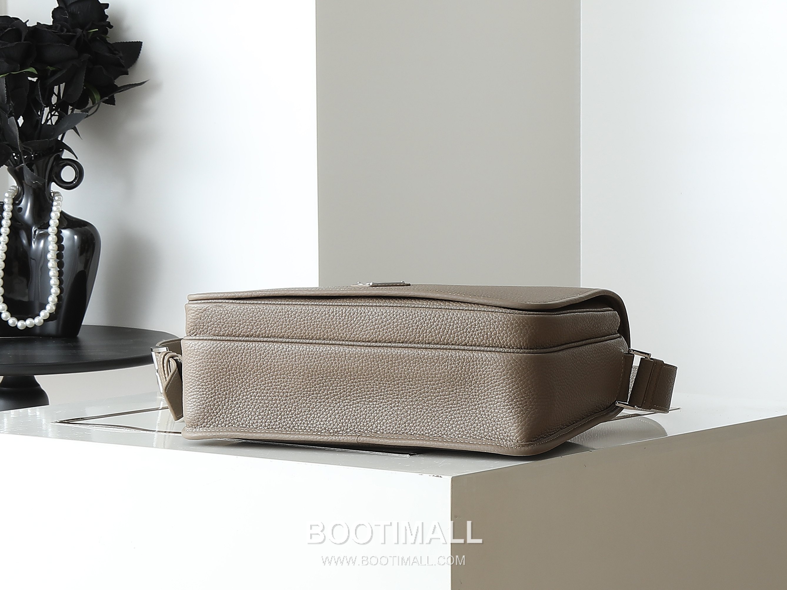 Prada Calfskin Messenger Bag with Flap and Magnetic Closure 프라다 카프스킨 플랩 마그네틱 클로저 메신저백 2VD074 32cm 4