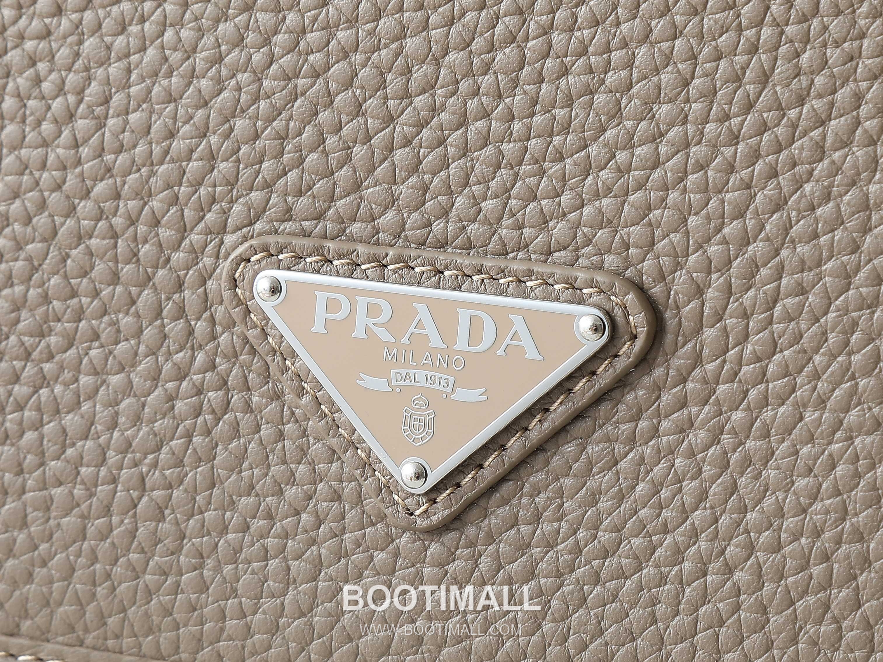 Prada Calfskin Messenger Bag with Flap and Magnetic Closure 프라다 카프스킨 플랩 마그네틱 클로저 메신저백 2VD074 32cm 5