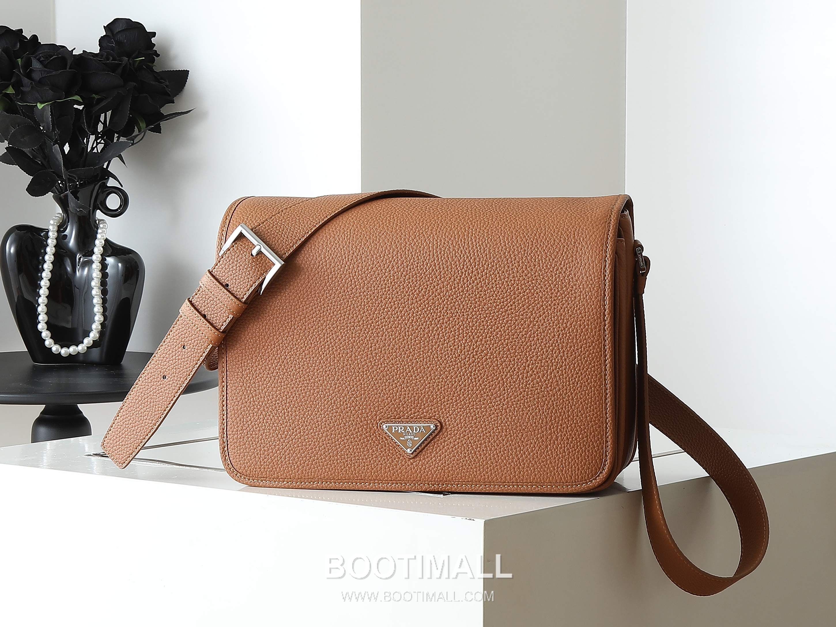 Prada Calfskin Messenger Bag with Flap and Magnetic Closure 프라다 카프스킨 플랩 마그네틱 클로저 메신저백 2VD074 32cm 1