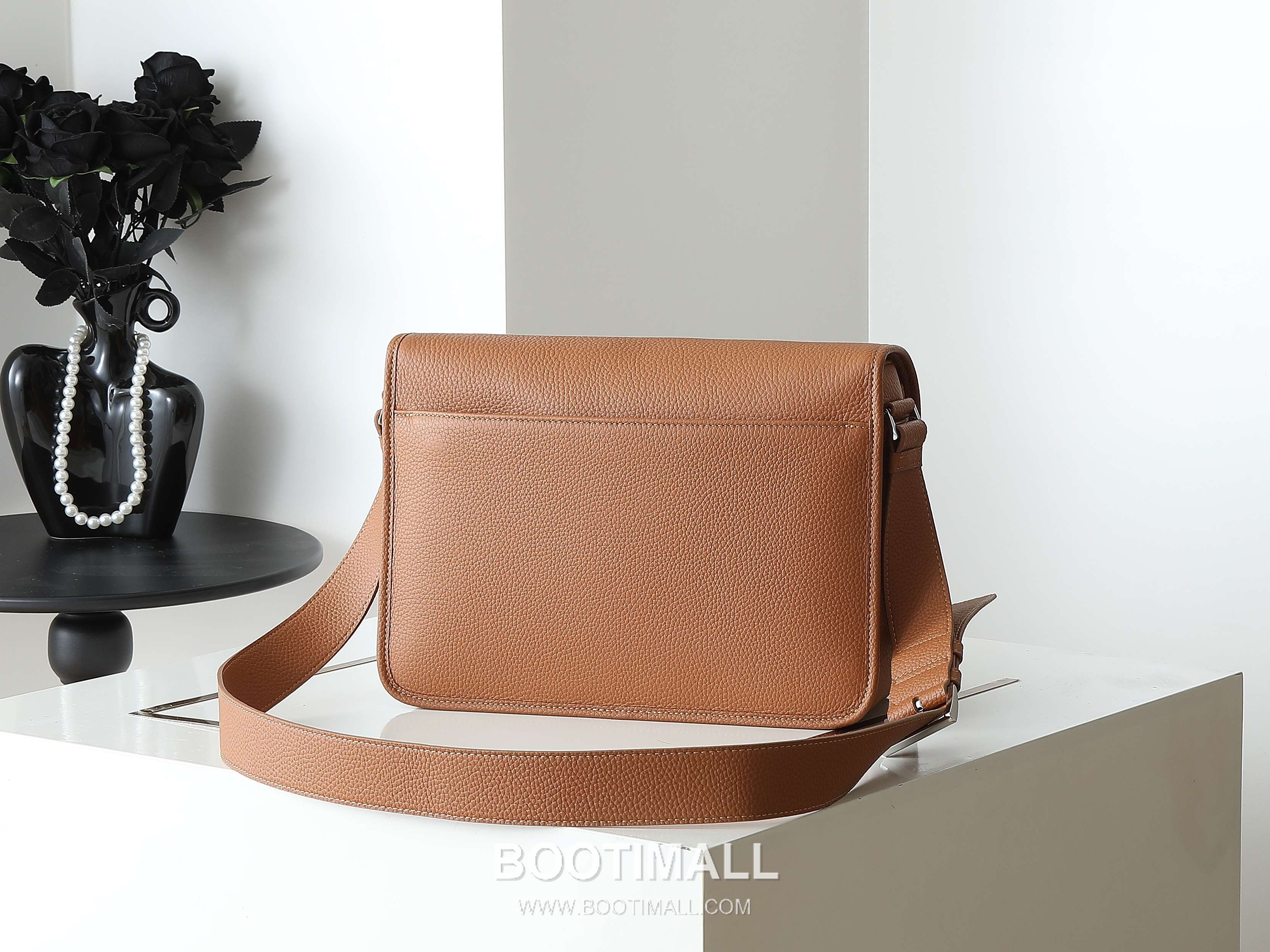 Prada Calfskin Messenger Bag with Flap and Magnetic Closure 프라다 카프스킨 플랩 마그네틱 클로저 메신저백 2VD074 32cm 2