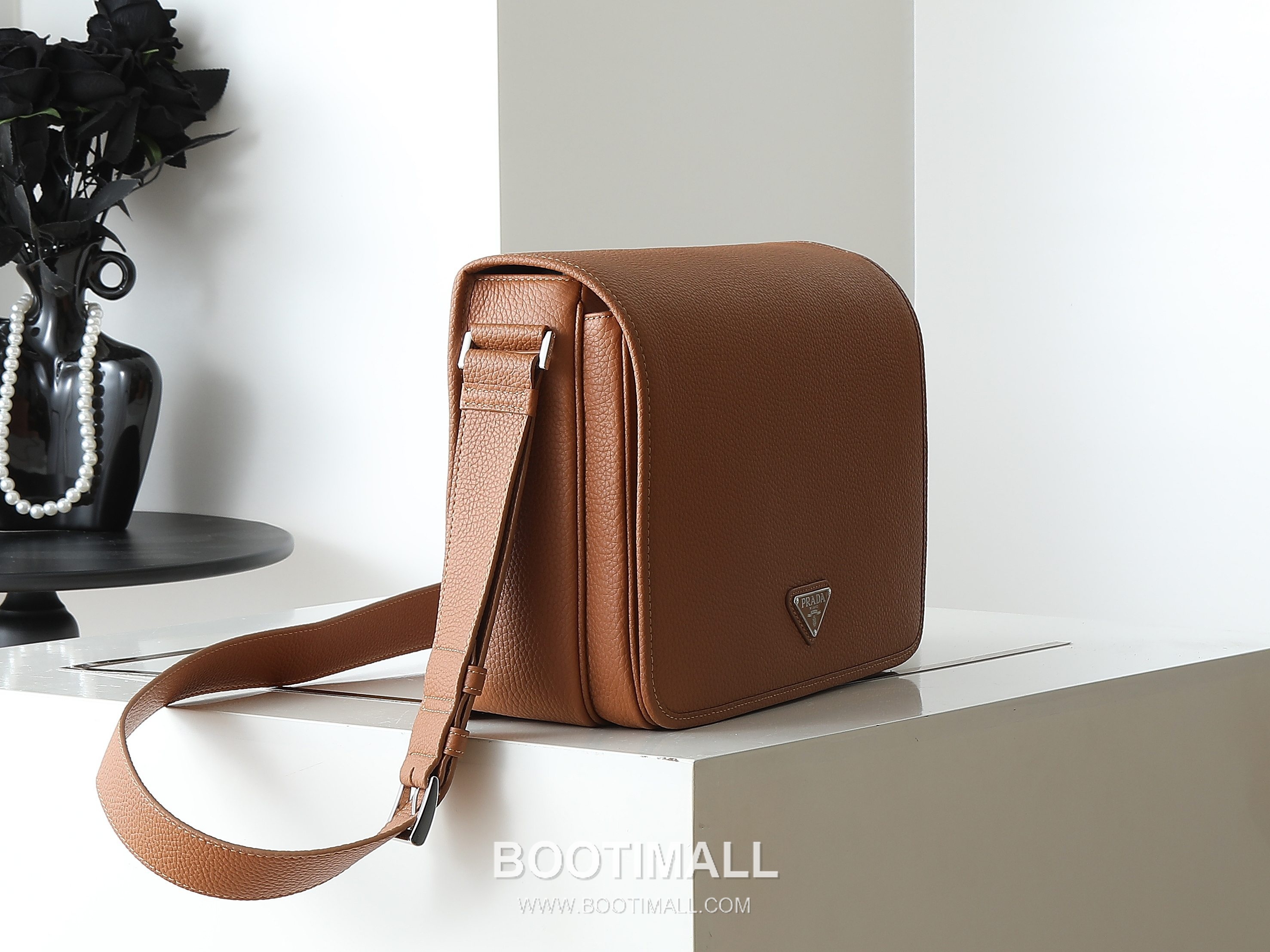 Prada Calfskin Messenger Bag with Flap and Magnetic Closure 프라다 카프스킨 플랩 마그네틱 클로저 메신저백 2VD074 32cm 3