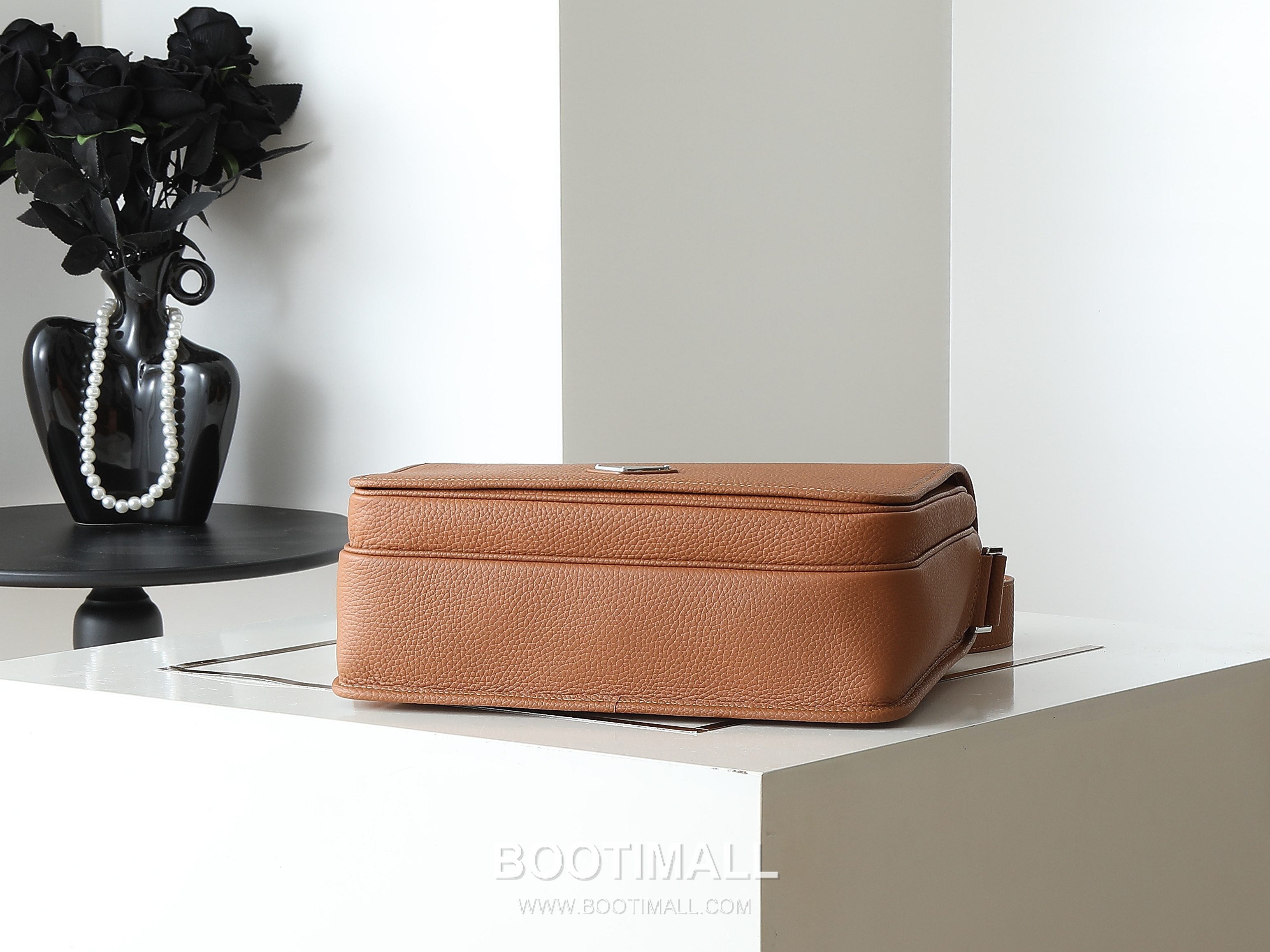 Prada Calfskin Messenger Bag with Flap and Magnetic Closure 프라다 카프스킨 플랩 마그네틱 클로저 메신저백 2VD074 32cm 4