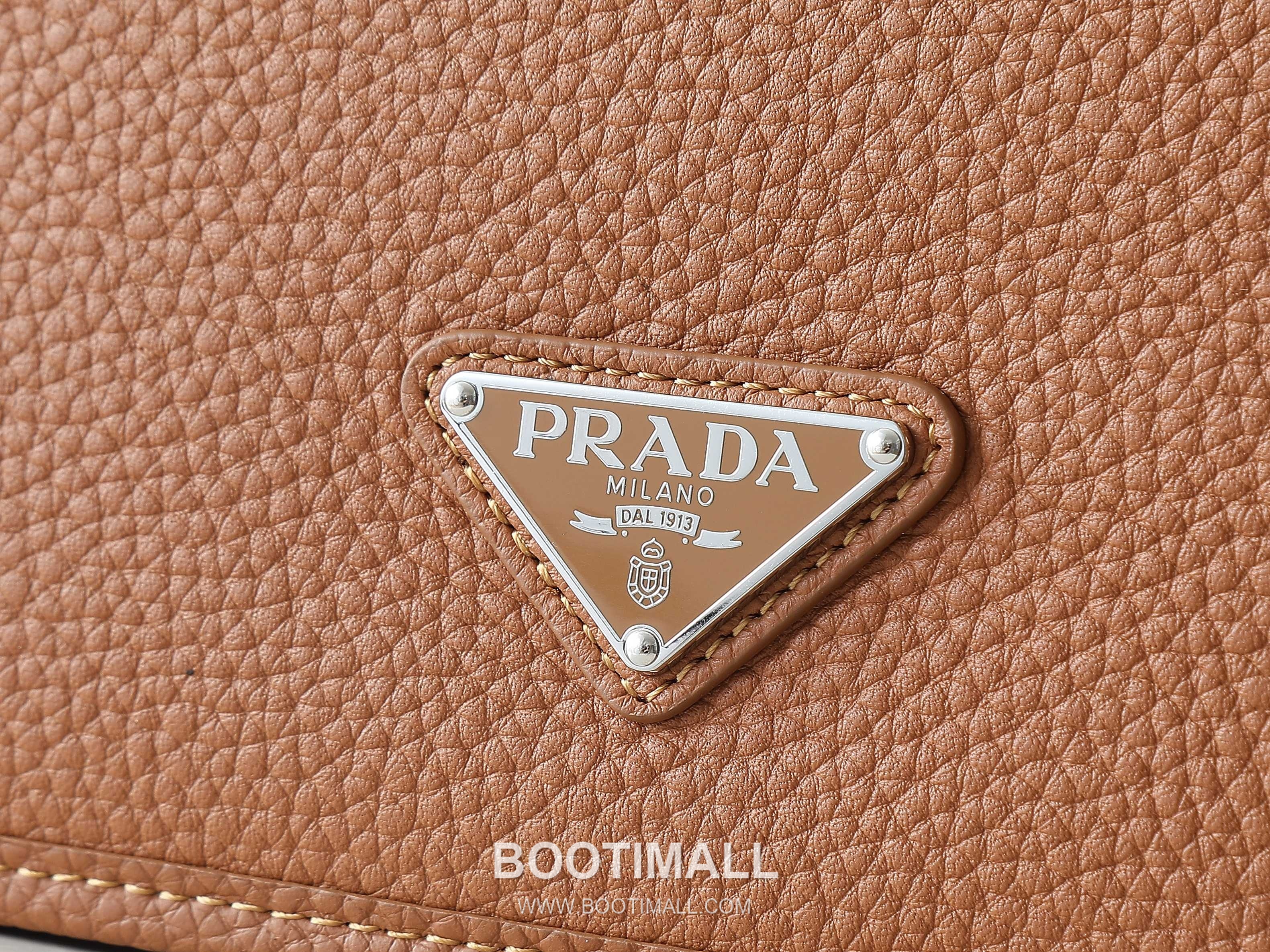Prada Calfskin Messenger Bag with Flap and Magnetic Closure 프라다 카프스킨 플랩 마그네틱 클로저 메신저백 2VD074 32cm 5
