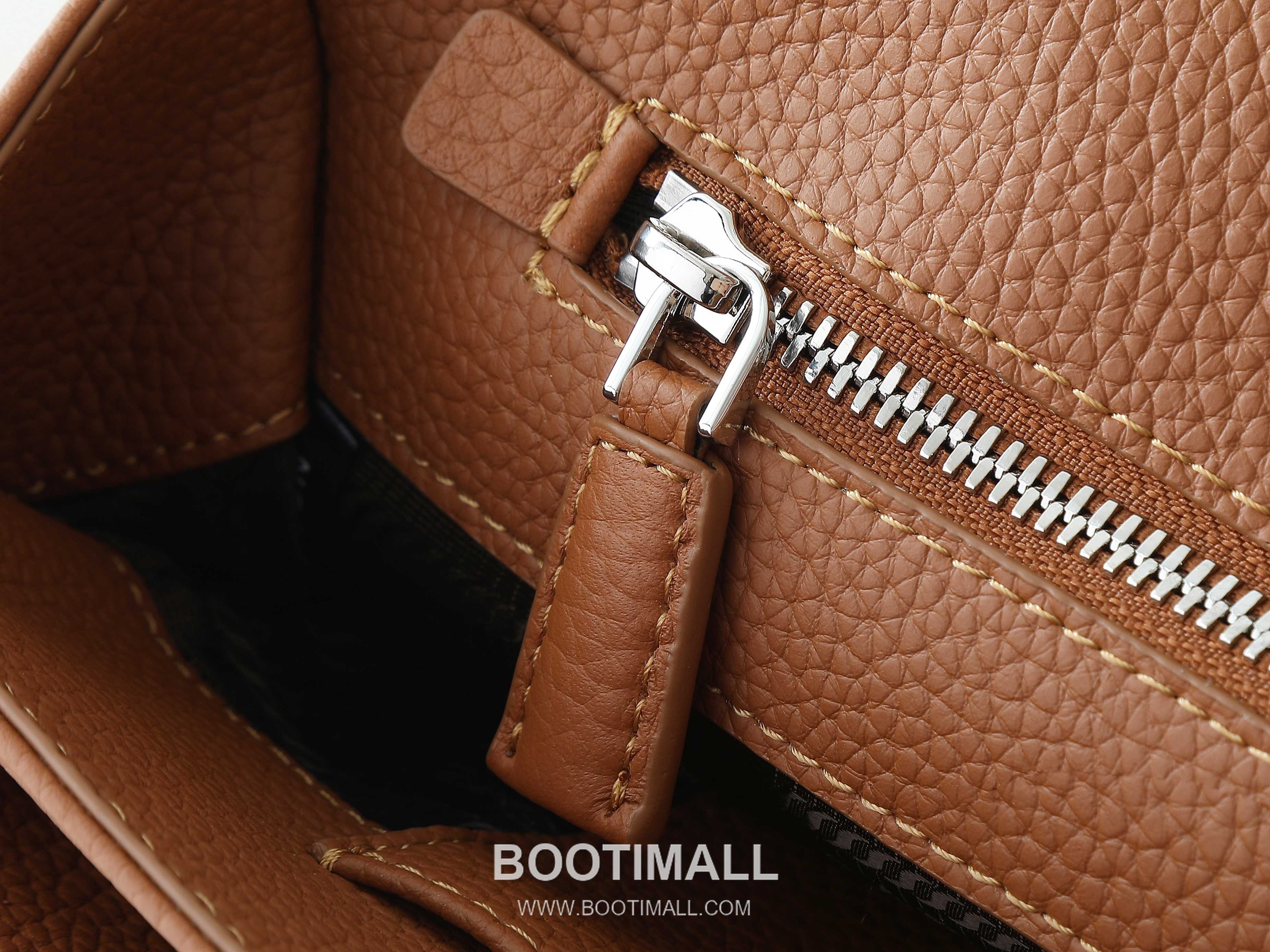 Prada Calfskin Messenger Bag with Flap and Magnetic Closure 프라다 카프스킨 플랩 마그네틱 클로저 메신저백 2VD074 32cm 8