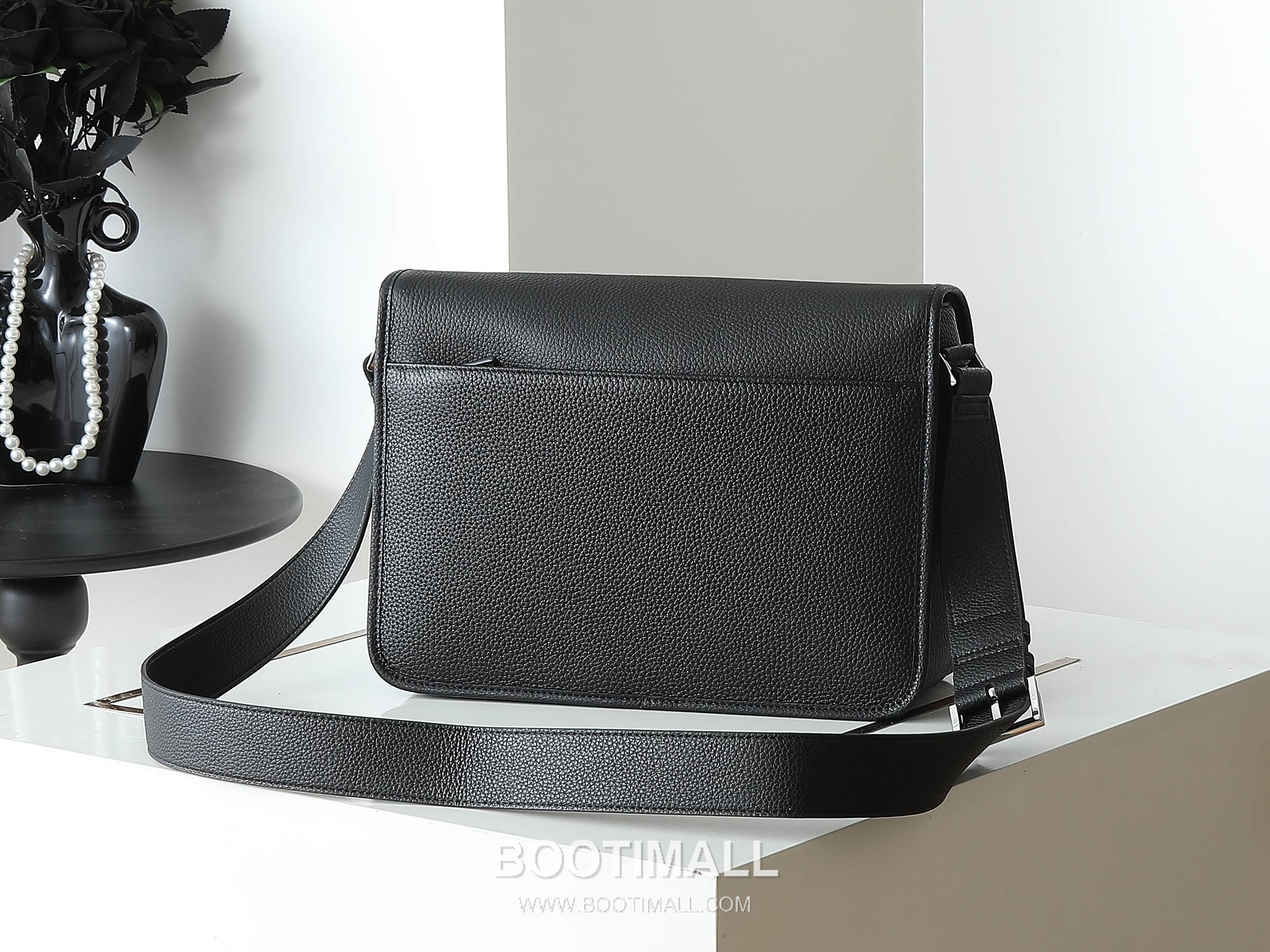 Prada Calfskin Messenger Bag with Flap and Magnetic Closure 프라다 카프스킨 플랩 마그네틱 클로저 메신저백 2VD074 32cm 2