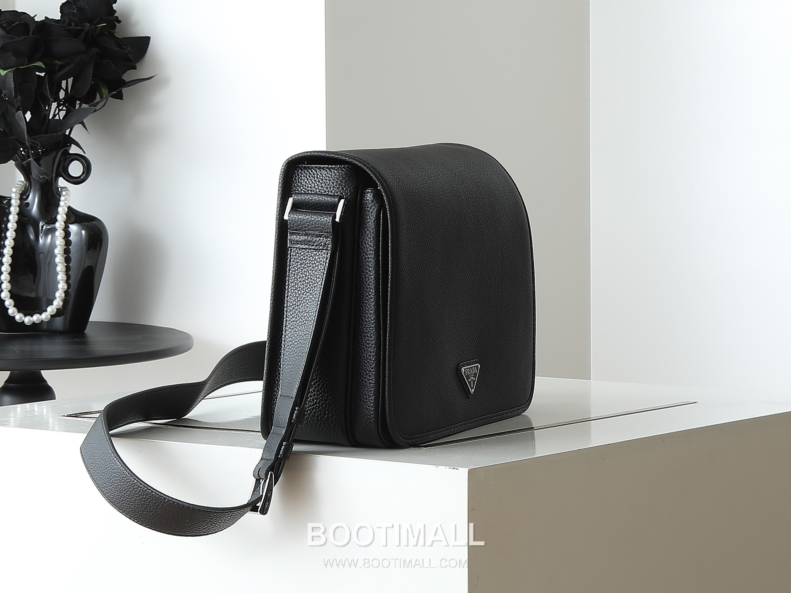 Prada Calfskin Messenger Bag with Flap and Magnetic Closure 프라다 카프스킨 플랩 마그네틱 클로저 메신저백 2VD074 32cm 3