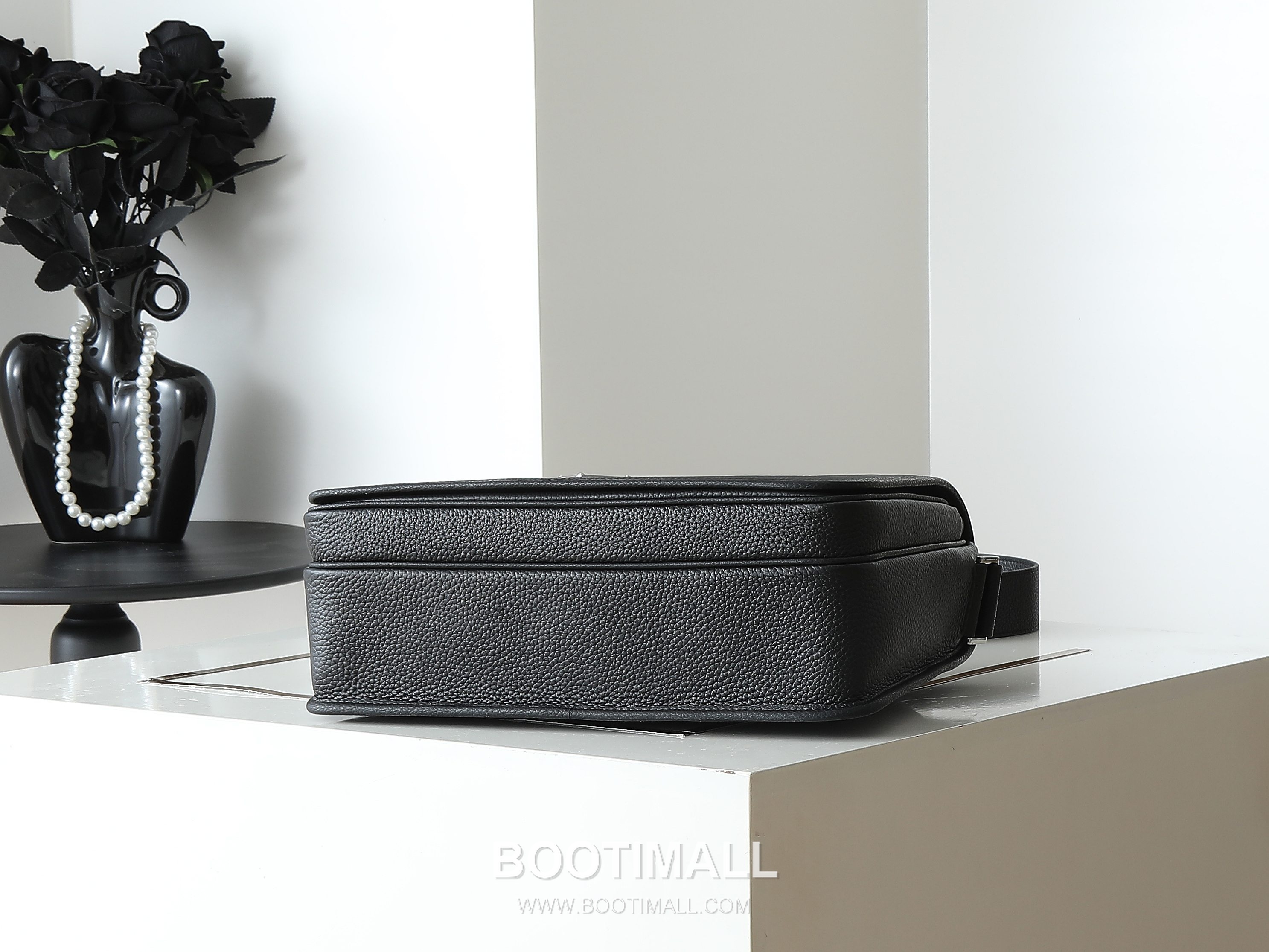 Prada Calfskin Messenger Bag with Flap and Magnetic Closure 프라다 카프스킨 플랩 마그네틱 클로저 메신저백 2VD074 32cm 4