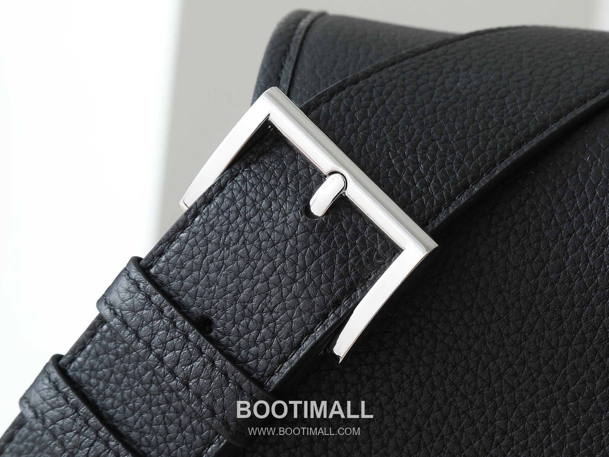 Prada Calfskin Messenger Bag with Flap and Magnetic Closure 프라다 카프스킨 플랩 마그네틱 클로저 메신저백 2VD074 32cm 6