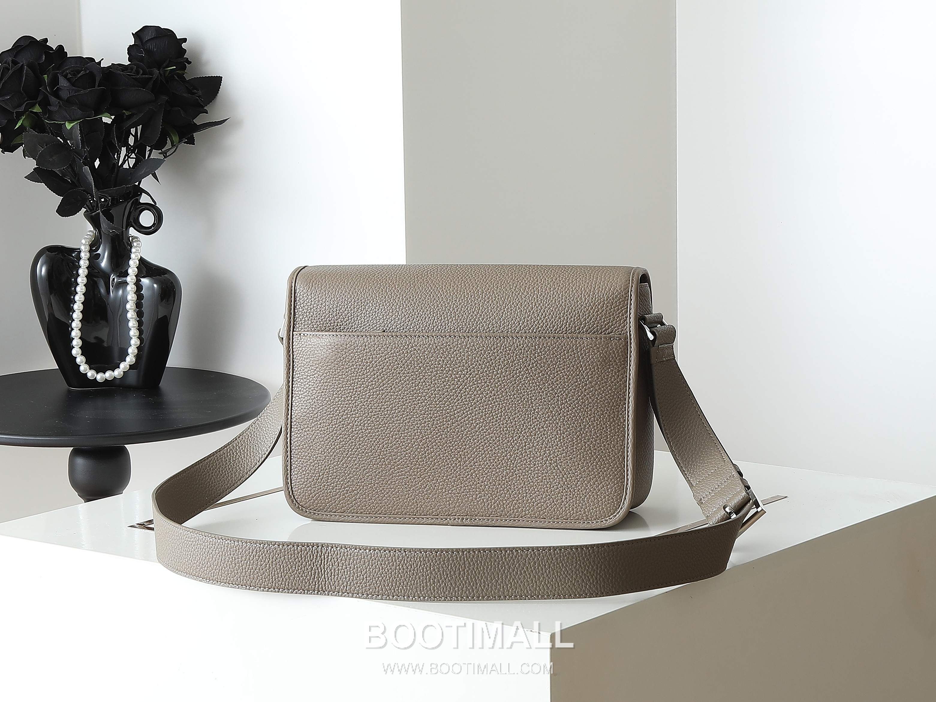 Prada Calfskin Messenger Bag with Flap and Magnetic Closure 프라다 카프스킨 플랩 마그네틱 클로저 메신저백 2VD075 30cm 2