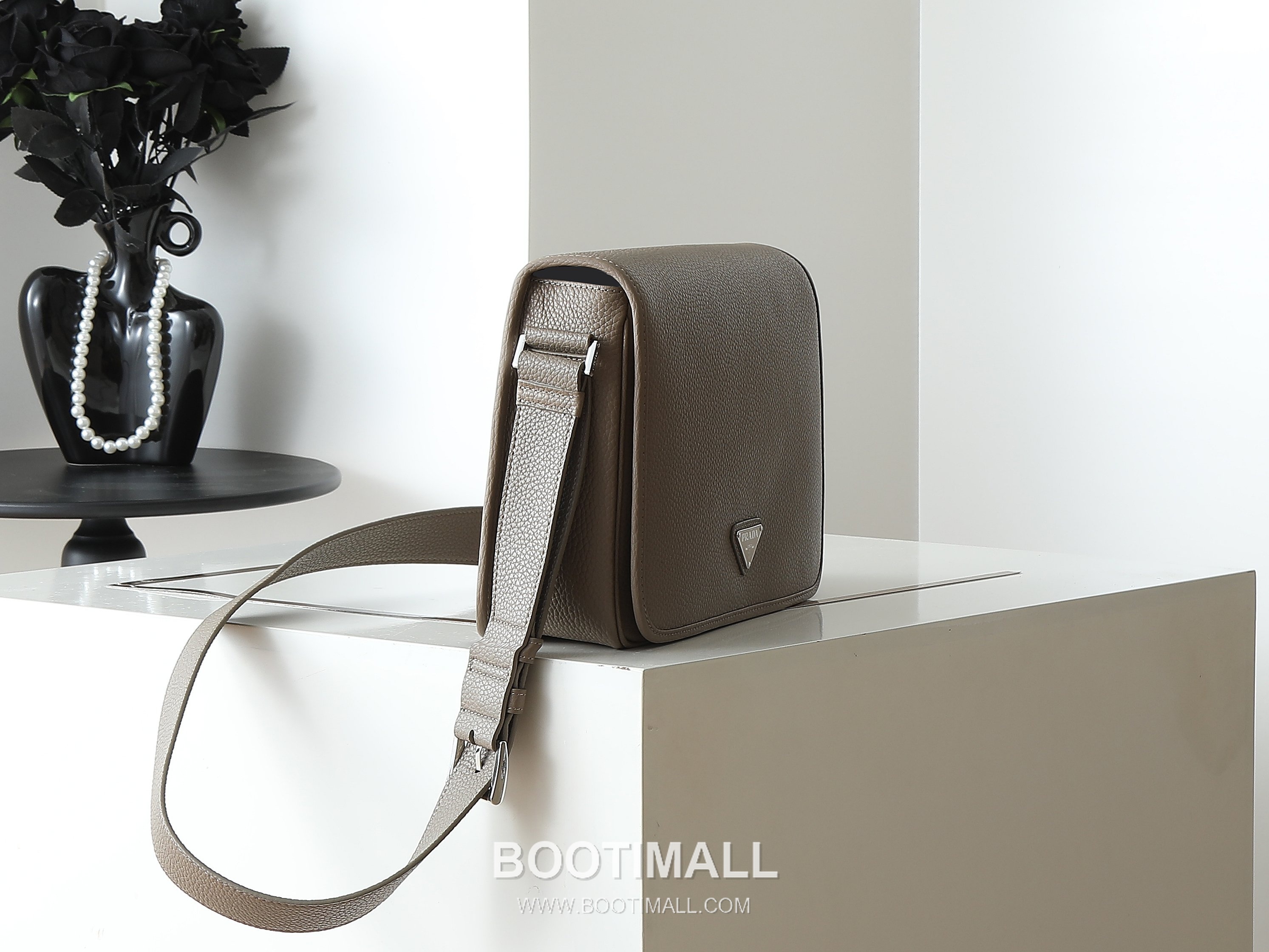 Prada Calfskin Messenger Bag with Flap and Magnetic Closure 프라다 카프스킨 플랩 마그네틱 클로저 메신저백 2VD075 30cm 3