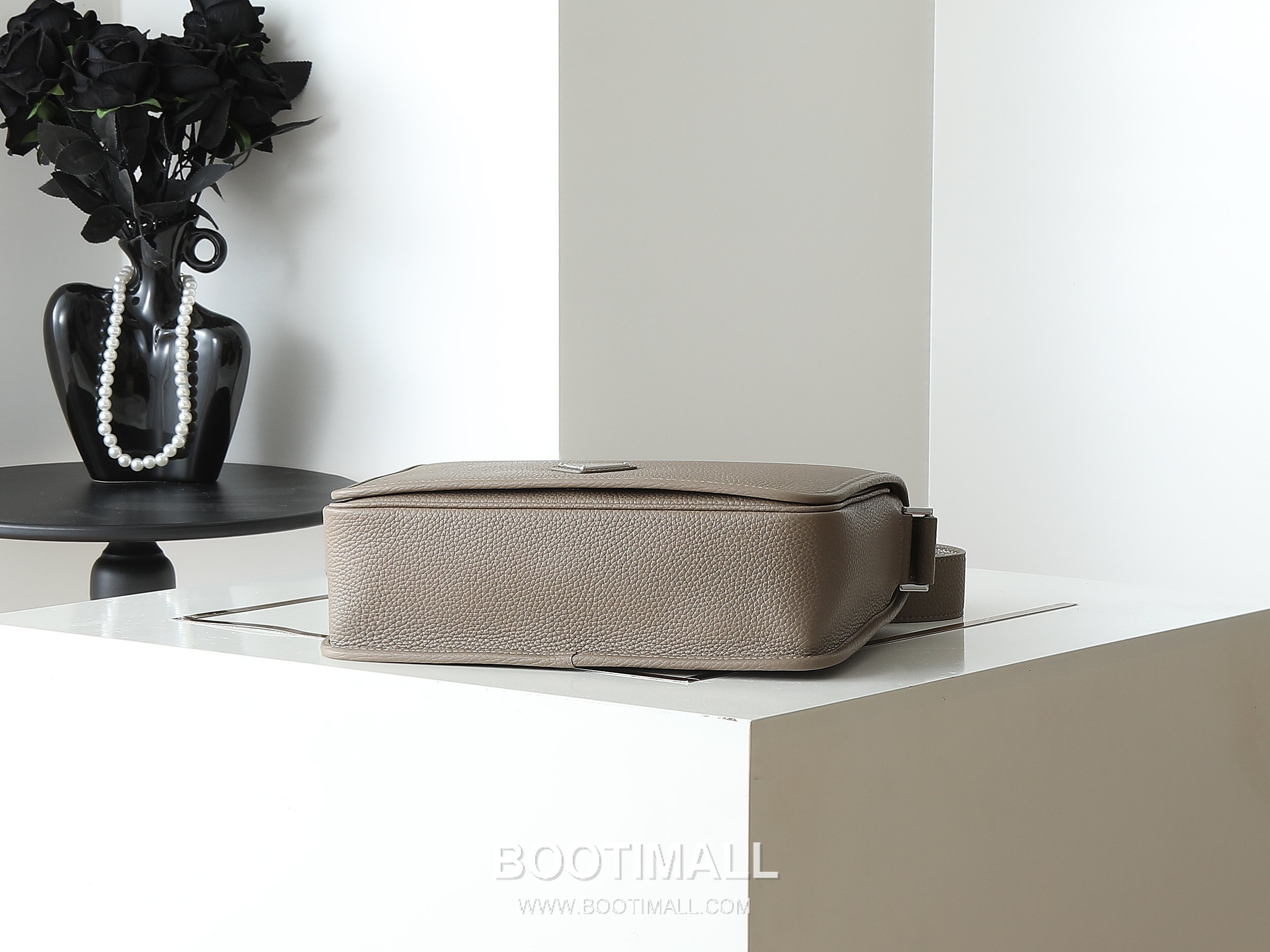 Prada Calfskin Messenger Bag with Flap and Magnetic Closure 프라다 카프스킨 플랩 마그네틱 클로저 메신저백 2VD075 30cm 4