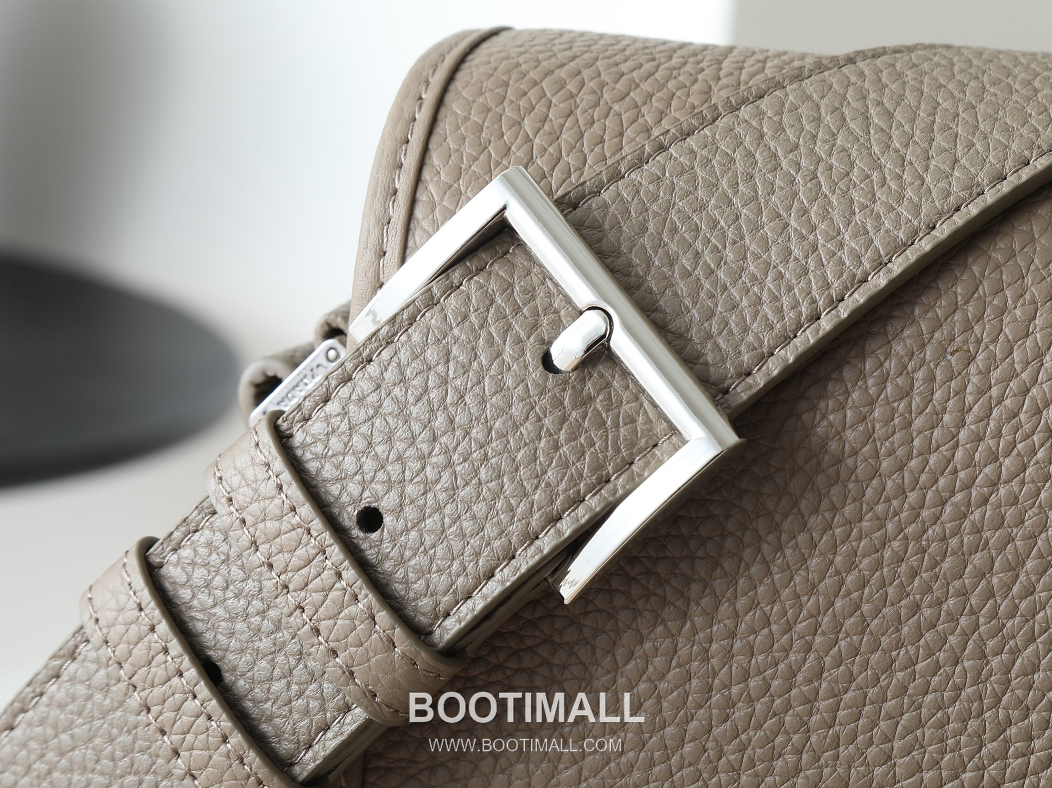 Prada Calfskin Messenger Bag with Flap and Magnetic Closure 프라다 카프스킨 플랩 마그네틱 클로저 메신저백 2VD075 30cm 6