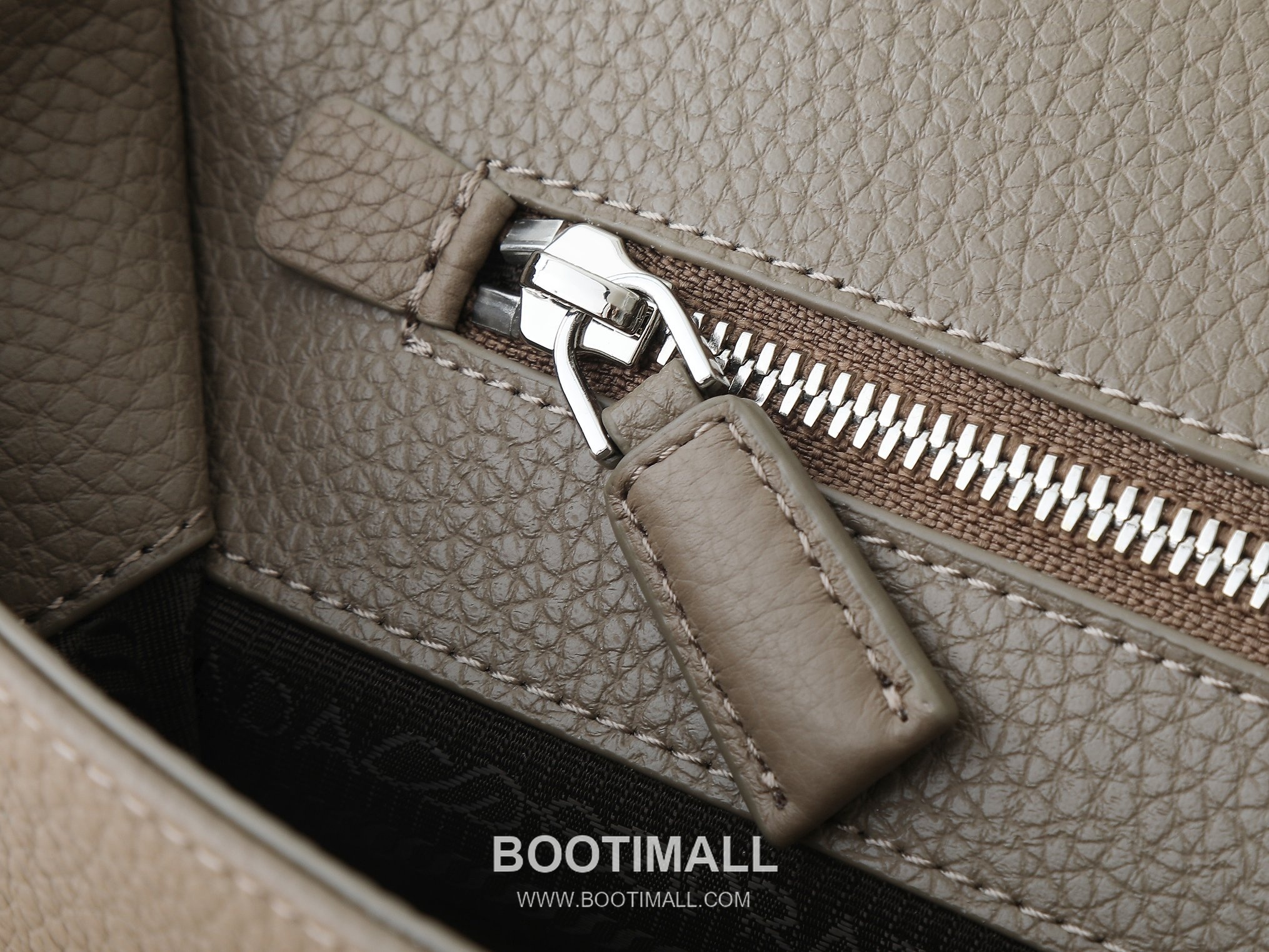 Prada Calfskin Messenger Bag with Flap and Magnetic Closure 프라다 카프스킨 플랩 마그네틱 클로저 메신저백 2VD075 30cm 8