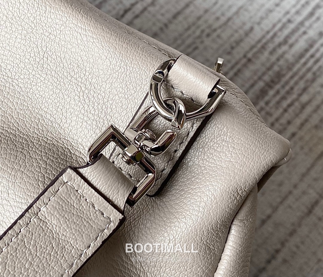 Givenchy Pandora Lambskin Crossbody Bag with Multi Compartment Zip Detail 지방시 판도라 램스킨 멀티 컴파트먼트 지퍼 크로스바디백 9917 23cm 8