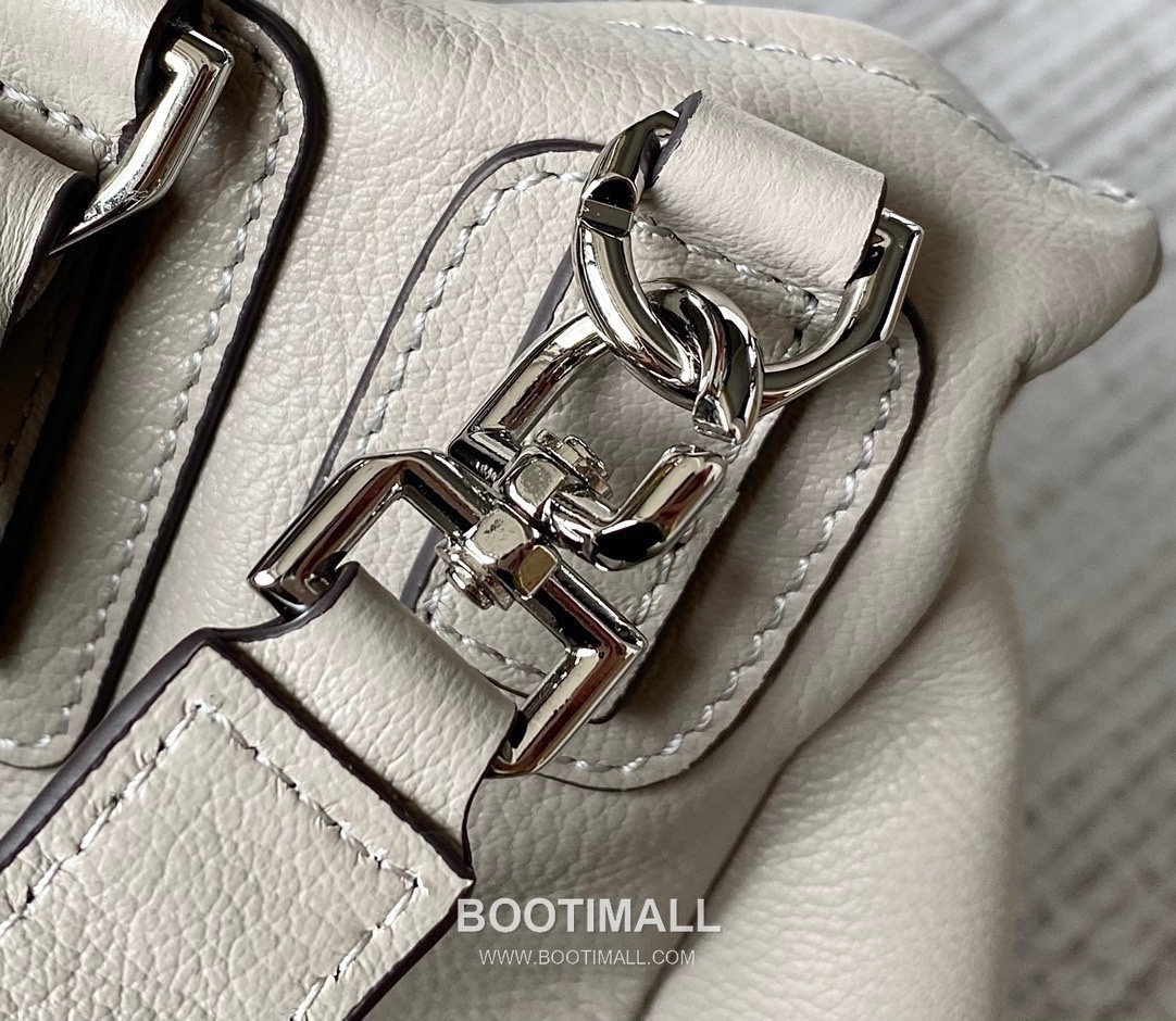 Givenchy Pandora Lambskin Crossbody Bag with Multi Compartment Zip Detail 지방시 판도라 램스킨 멀티 컴파트먼트 지퍼 크로스바디백 9918 32cm 6