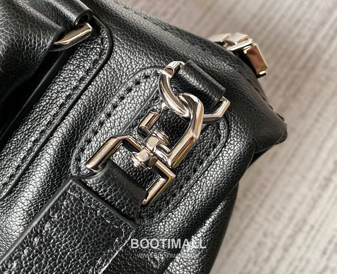 Givenchy Pandora Lambskin Crossbody Bag with Multi Compartment Zip Detail 지방시 판도라 램스킨 멀티 컴파트먼트 지퍼 크로스바디백 9918 32cm 6