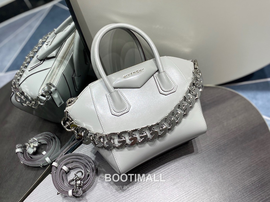 Givenchy Antigona Box Calfskin Top Handle Bag with Zip Closure and Detachable Strap 지방시 안티고나 박스 카프스킨 지퍼 탑핸들백 22cm 1