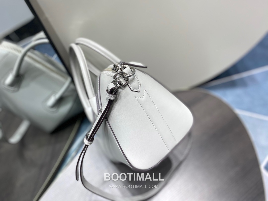 Givenchy Antigona Box Calfskin Top Handle Bag with Zip Closure and Detachable Strap 지방시 안티고나 박스 카프스킨 지퍼 탑핸들백 22cm 5