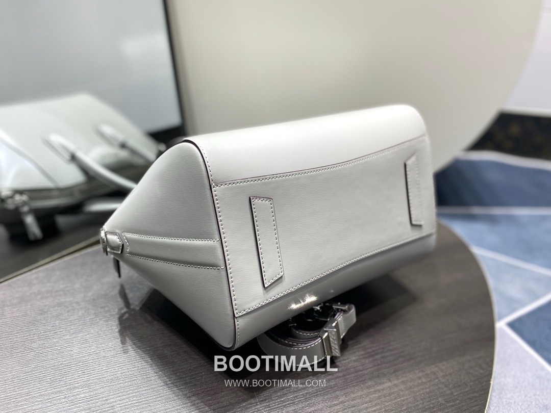 Givenchy Antigona Box Calfskin Top Handle Bag with Zip Closure and Detachable Strap 지방시 안티고나 박스 카프스킨 지퍼 탑핸들백 28cm 5